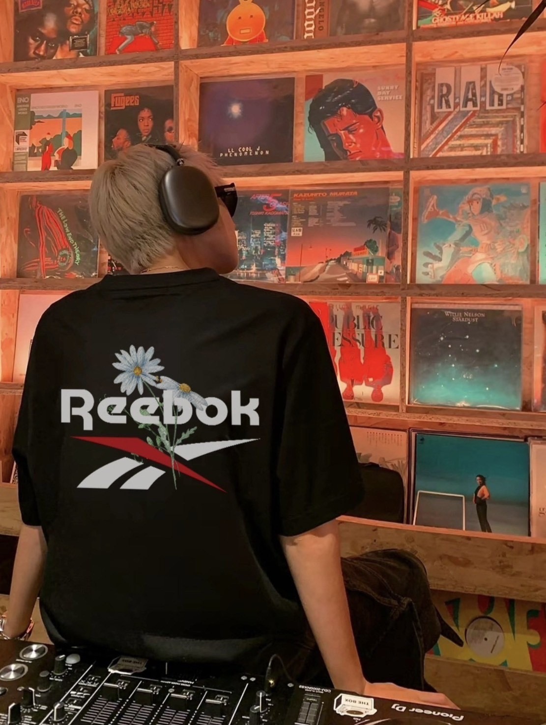 <新品預購> REEBOK 小雛菊LOGO美式TEE 四色 26SRMH93M