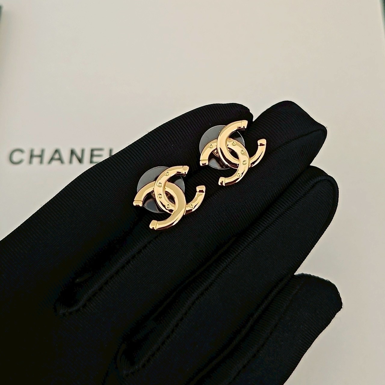 18k”香奶奶26光面金釘光面雙c高奢定製耳釘