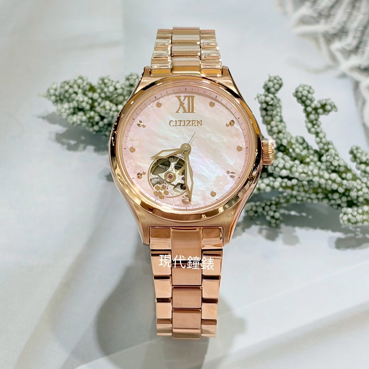 【CITIZEN 星辰】櫻花粉貝母機械錶PC1017-96W 34mm 現代鐘錶