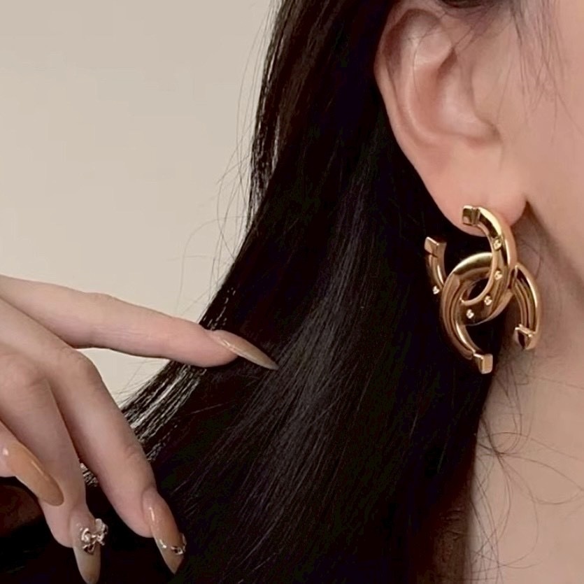 18k 香奶奶26s”金釘光面大雙c斜吊耳墜/高奢定製