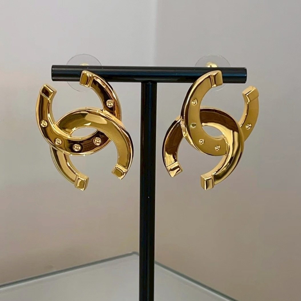 18k 香奶奶26s”金釘光面大雙c斜吊耳墜/高奢定製