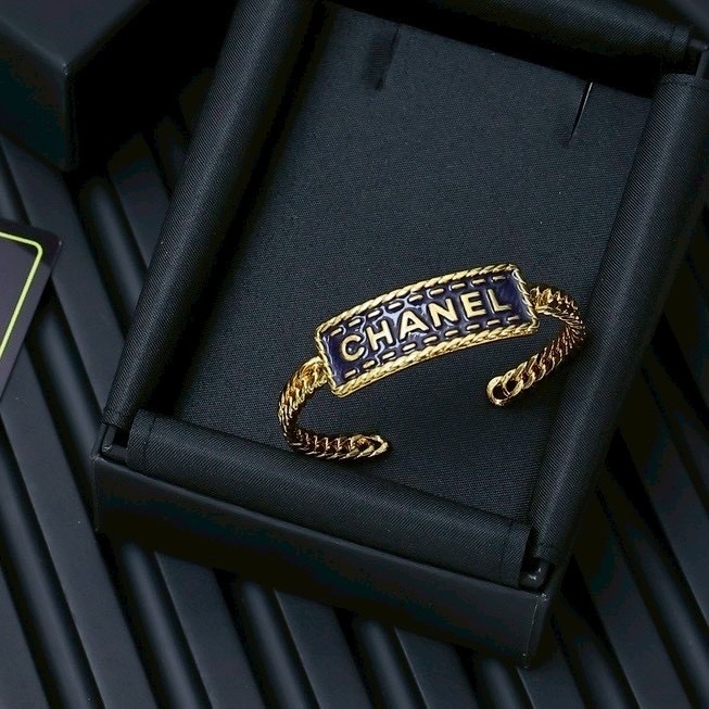 18k 香奶奶24c”牛仔字母牌手工坊開口手鐲/高奢定製