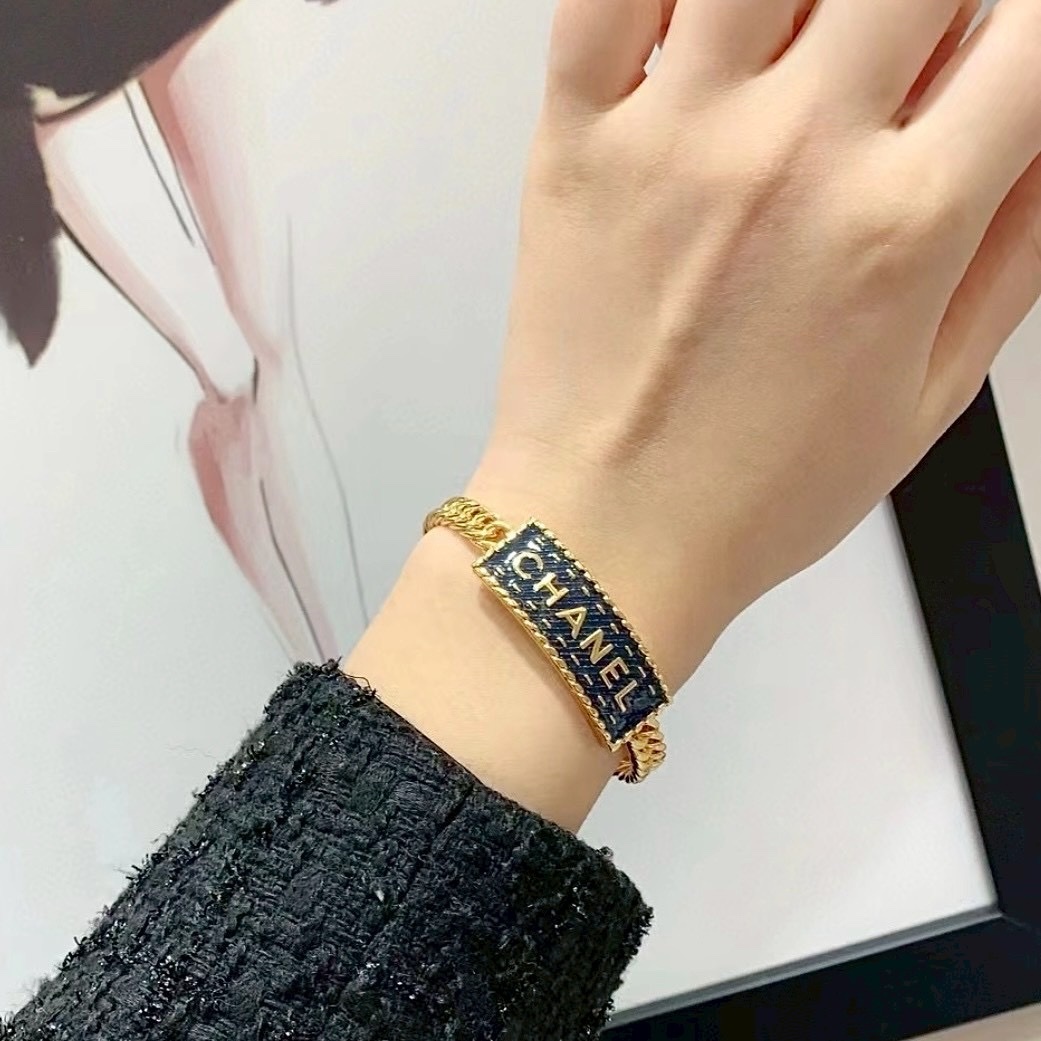 18k 香奶奶24c”牛仔字母牌手工坊開口手鐲/高奢定製