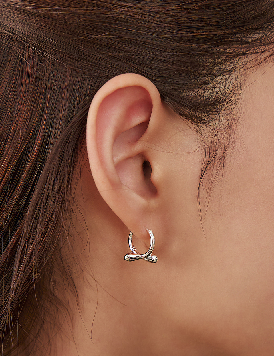 立體交叉。針式耳環