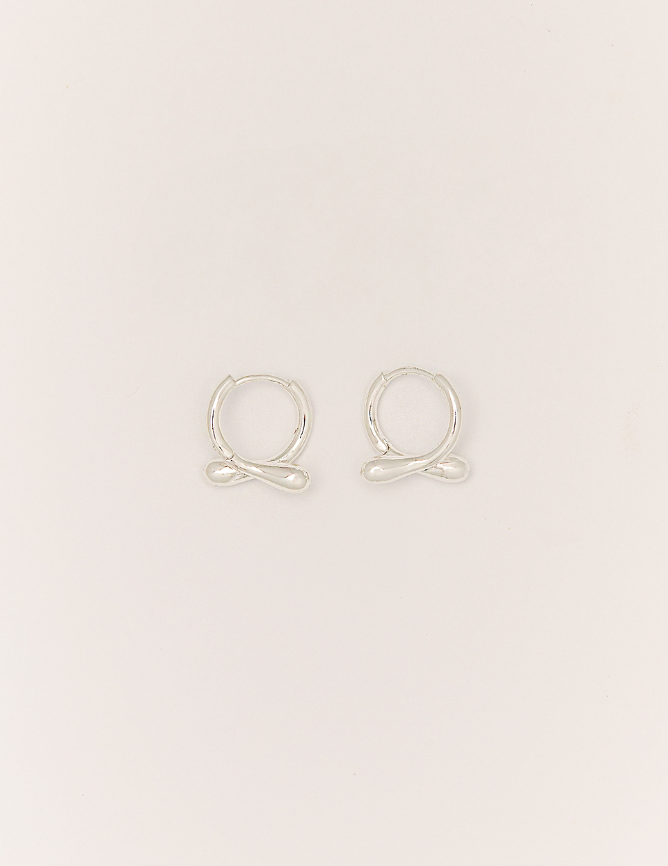 立體交叉。針式耳環