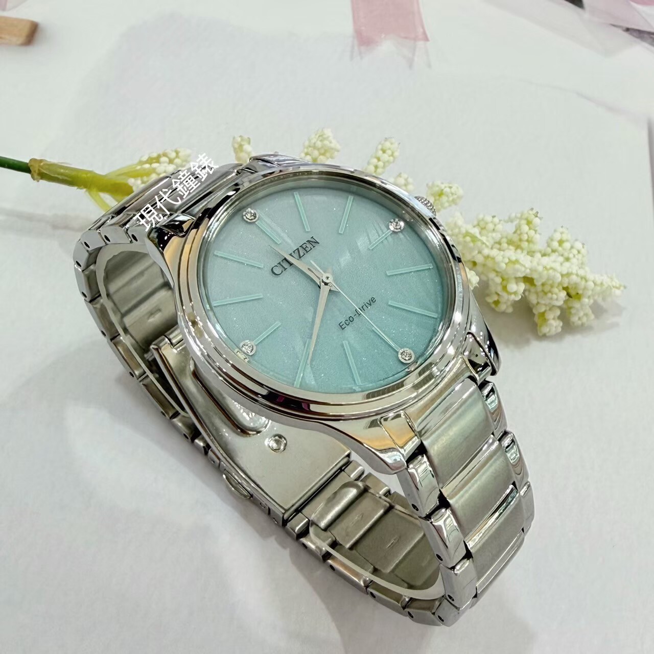 【CITIZEN 星辰】光動能 清透水湖綠優雅女錶 EM1220-58Y 34mm 現代鐘錶