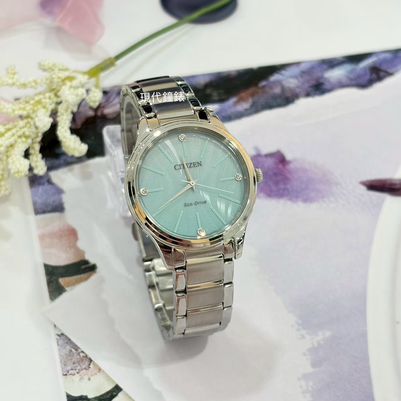 【CITIZEN 星辰】光動能 清透水湖綠優雅女錶 EM1220-58Y 34mm 現代鐘錶