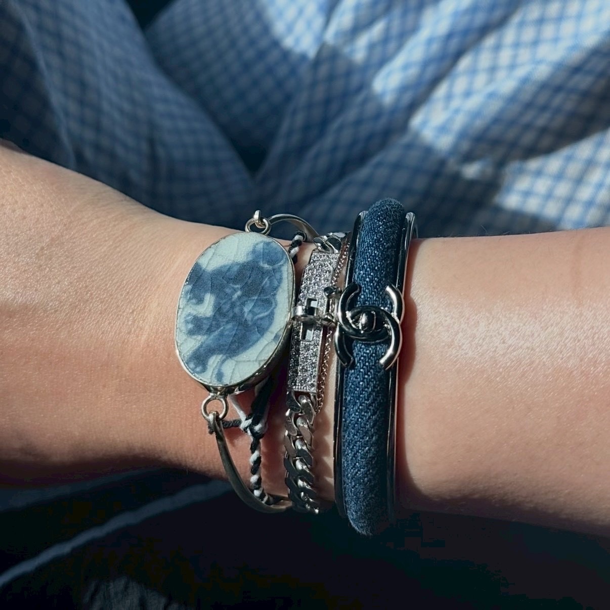 18k 香奶奶24b”藍牛仔銀書包釦開口手鐲/高奢定製
