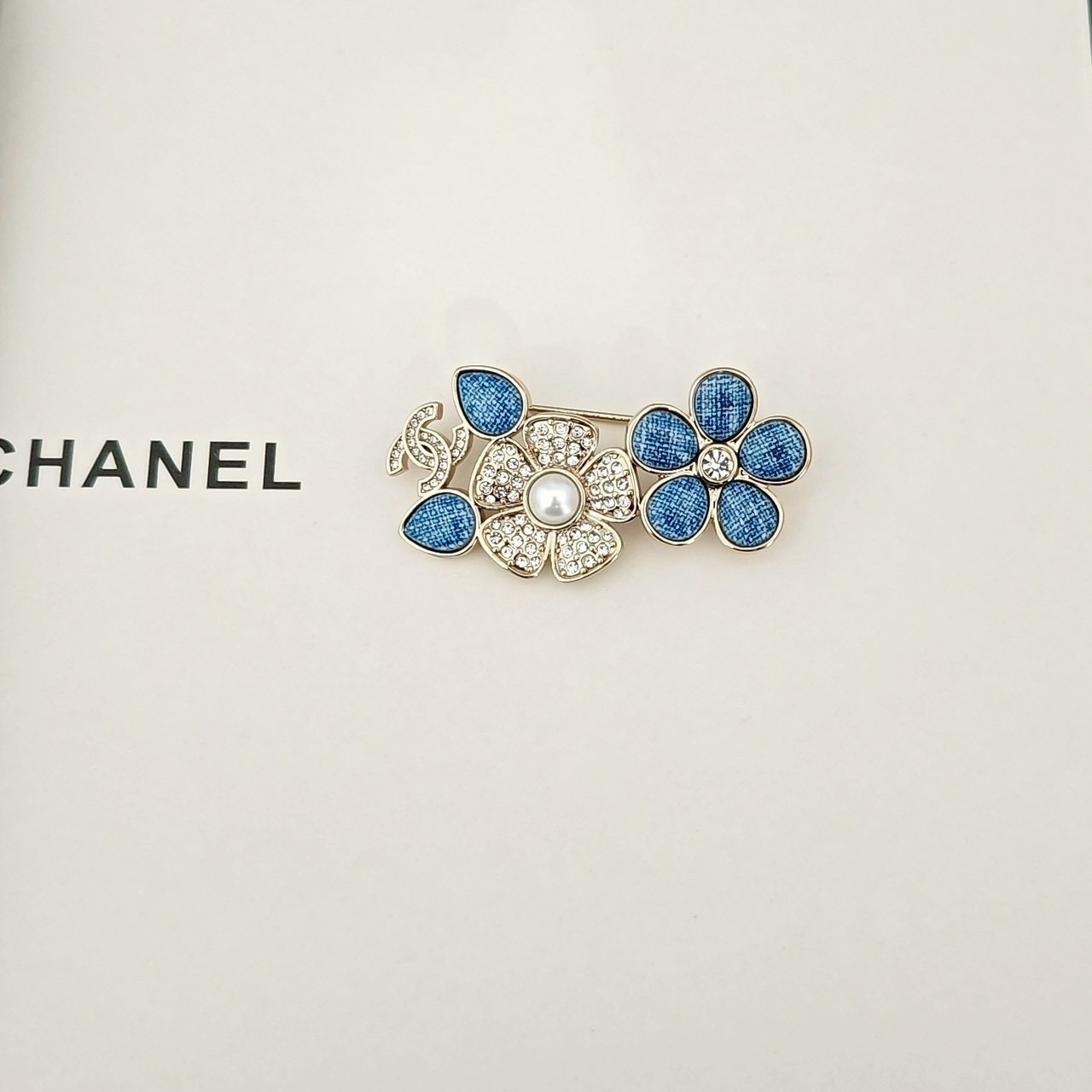 18k”香奶奶26c春夏單寧藍茶花雙c珍珠胸針/高奢定製