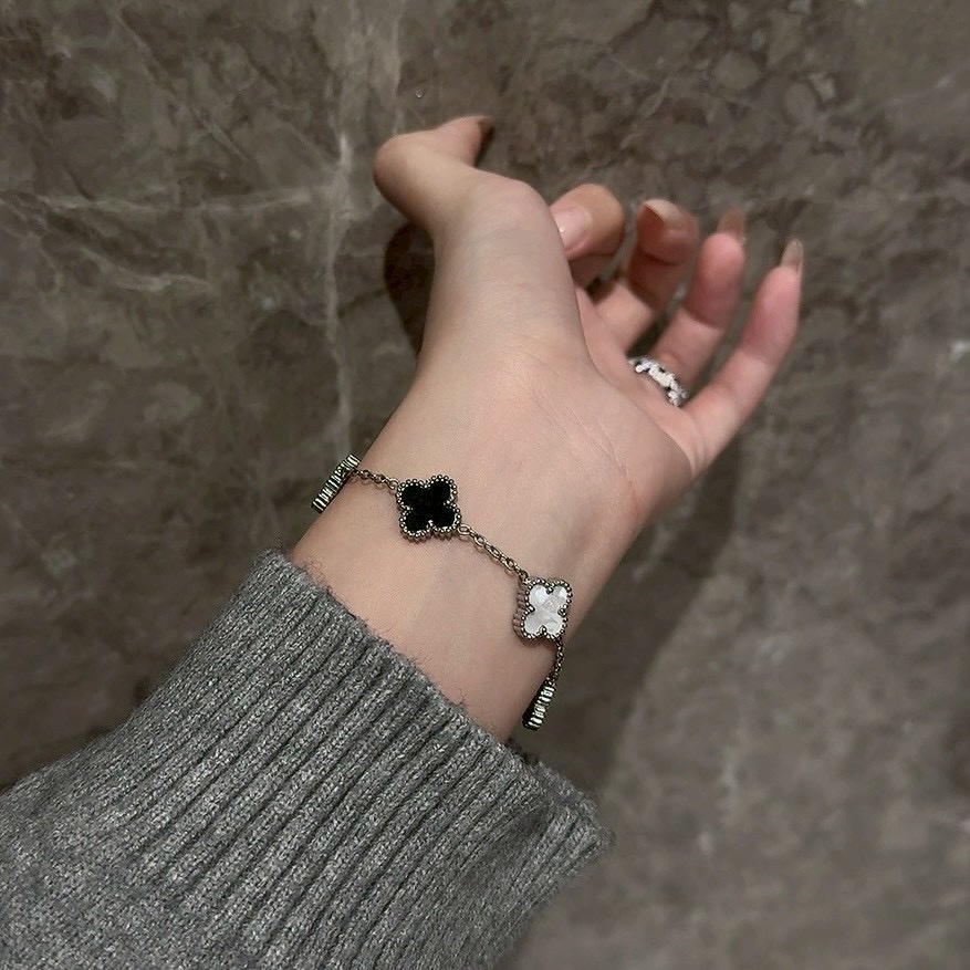 低奢銀黑釉/白貝熊貓配色”k18中號五花四葉草手鍊