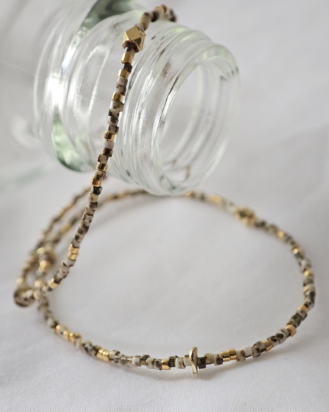 霧白綠褐點金 | 細條串珠手鍊