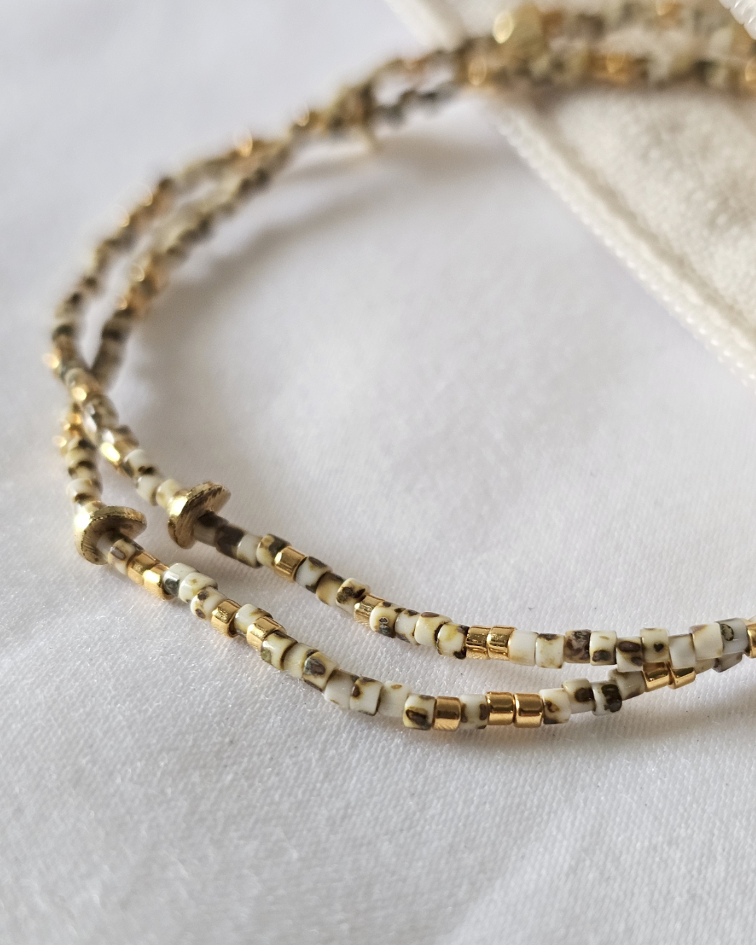 霧白綠褐點金 | 細條串珠手鍊