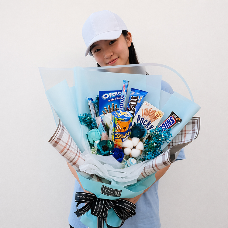 白色鴨舌帽女生拿著藍色包裝的零食花束