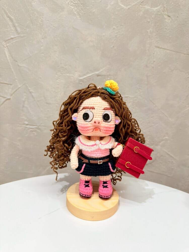 預購002-黑粉配泡麵頭小姐醜娃吊飾((行李箱顏色隨機))『約15cm』『預購時間45-60天』