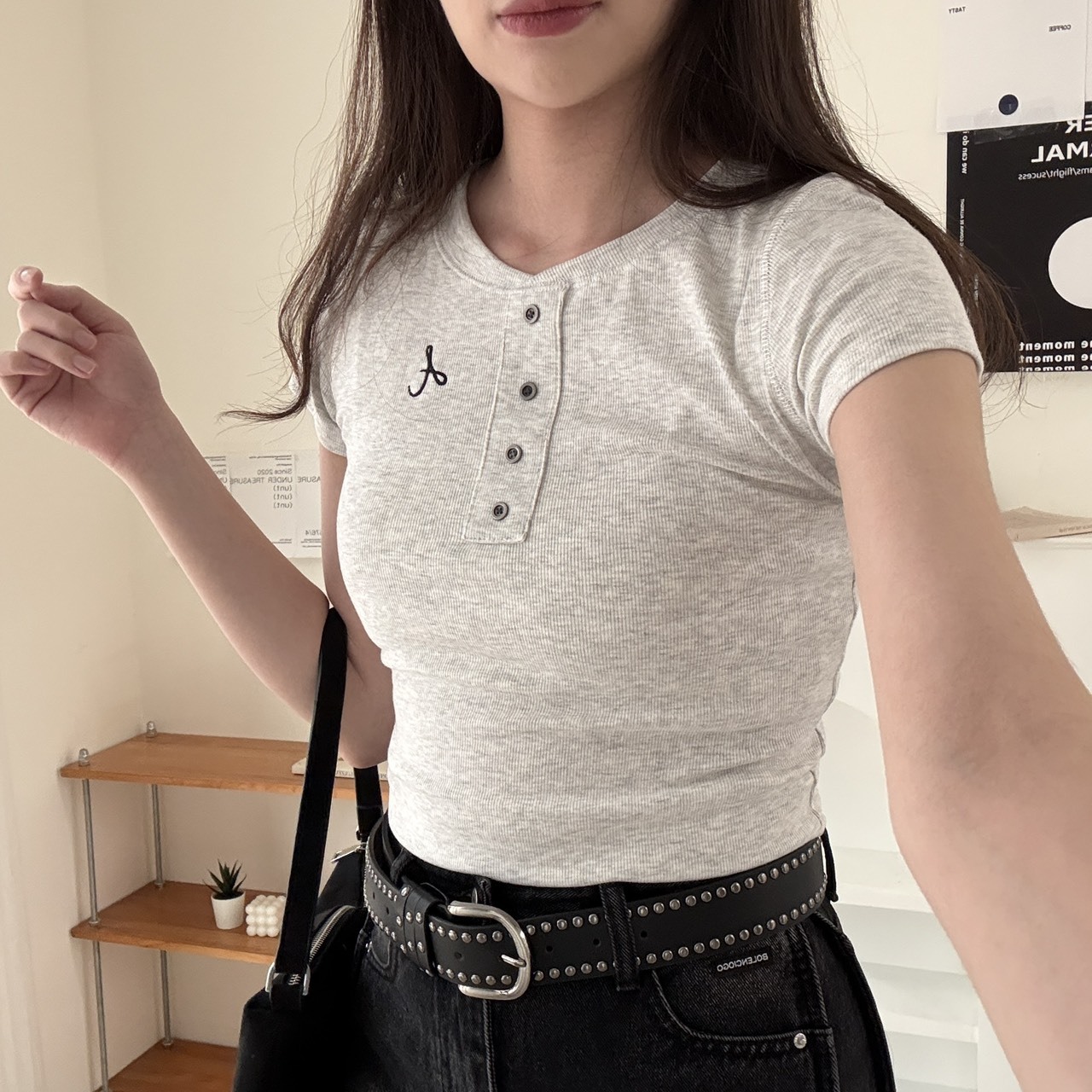 2218刺繡草寫字母排釦短T(R)