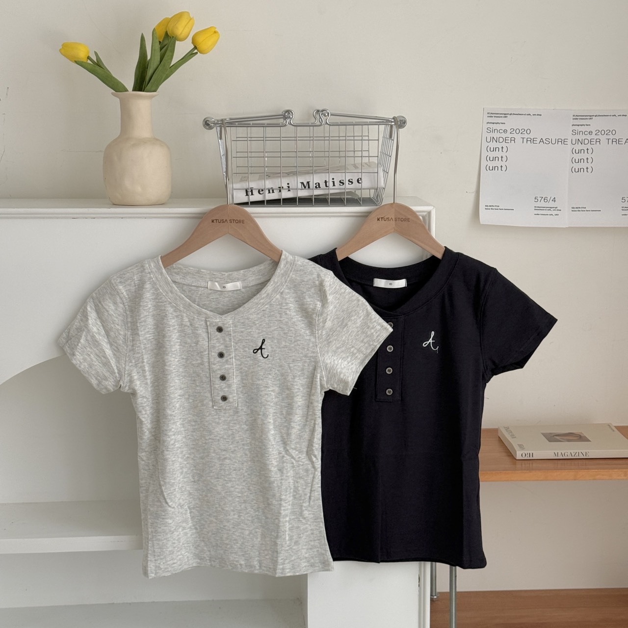 2218刺繡草寫字母排釦短T(R)