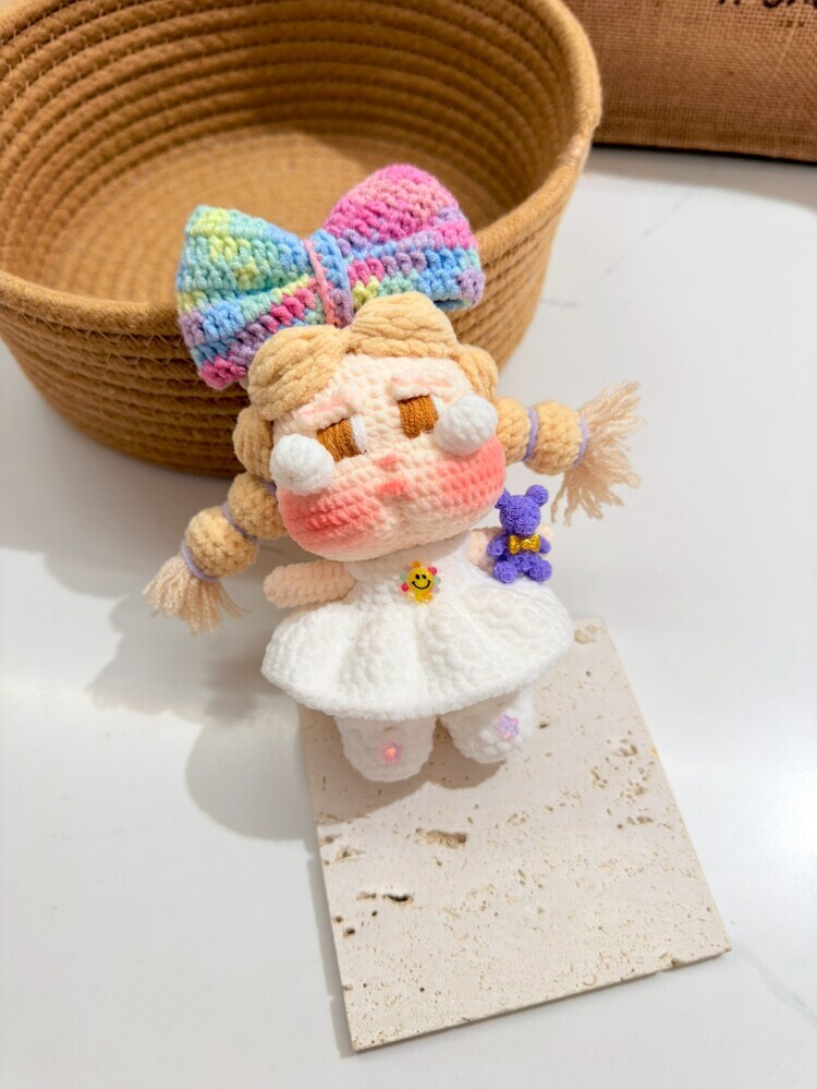 預購006-七彩渲染蝴蝶結白洋裝哭娃吊飾『約12-15cm』((配飾隨機))『預購時間45-60天』