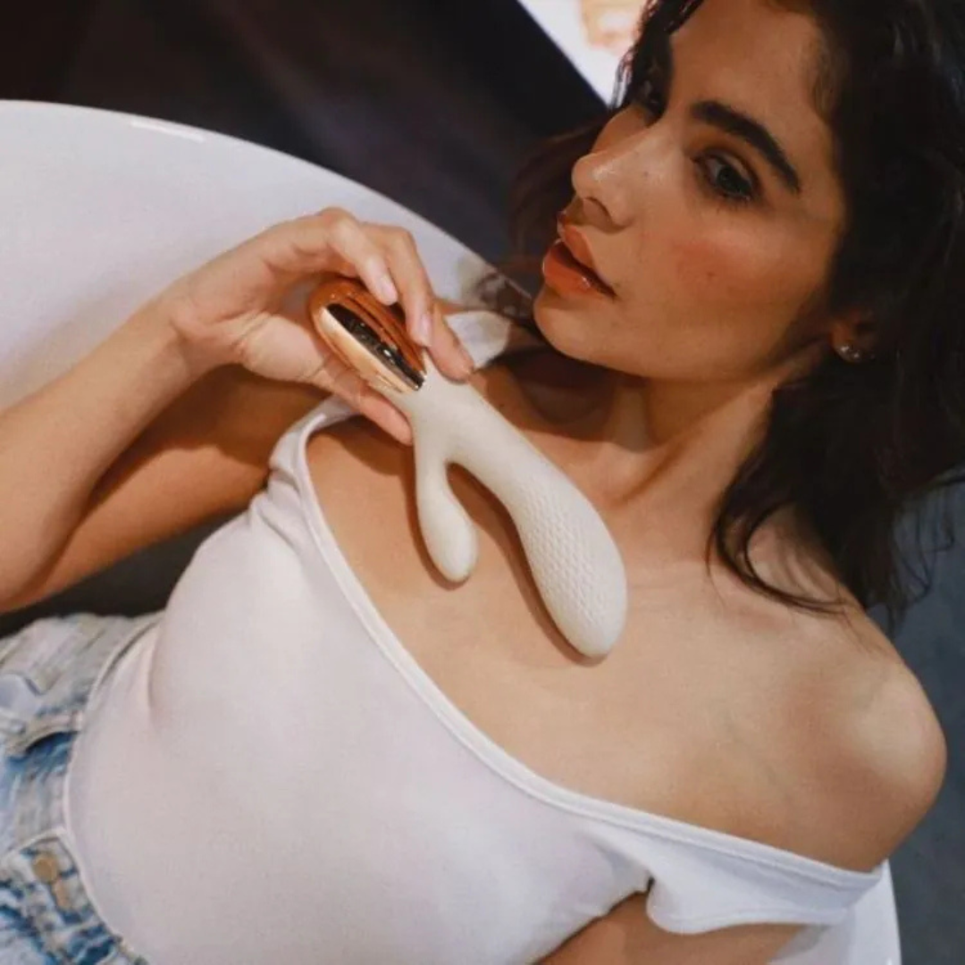 Kissky - Crave Venus 紋理溫感扣動+震動雙頭按摩棒(奢華三重馬達)