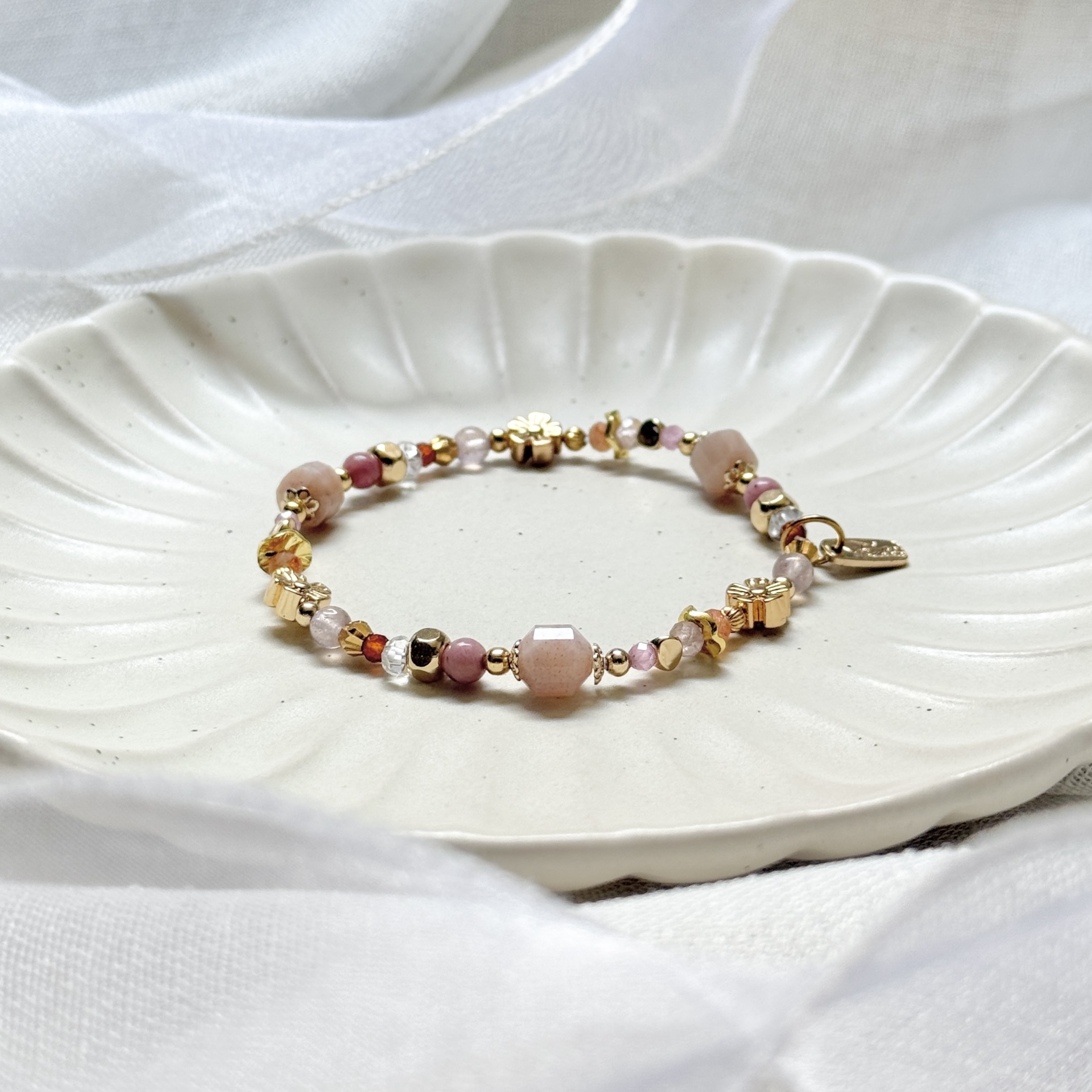 B15 / 金牛座 • 守護花 • 康乃馨 – 太陽石 – 手鍊