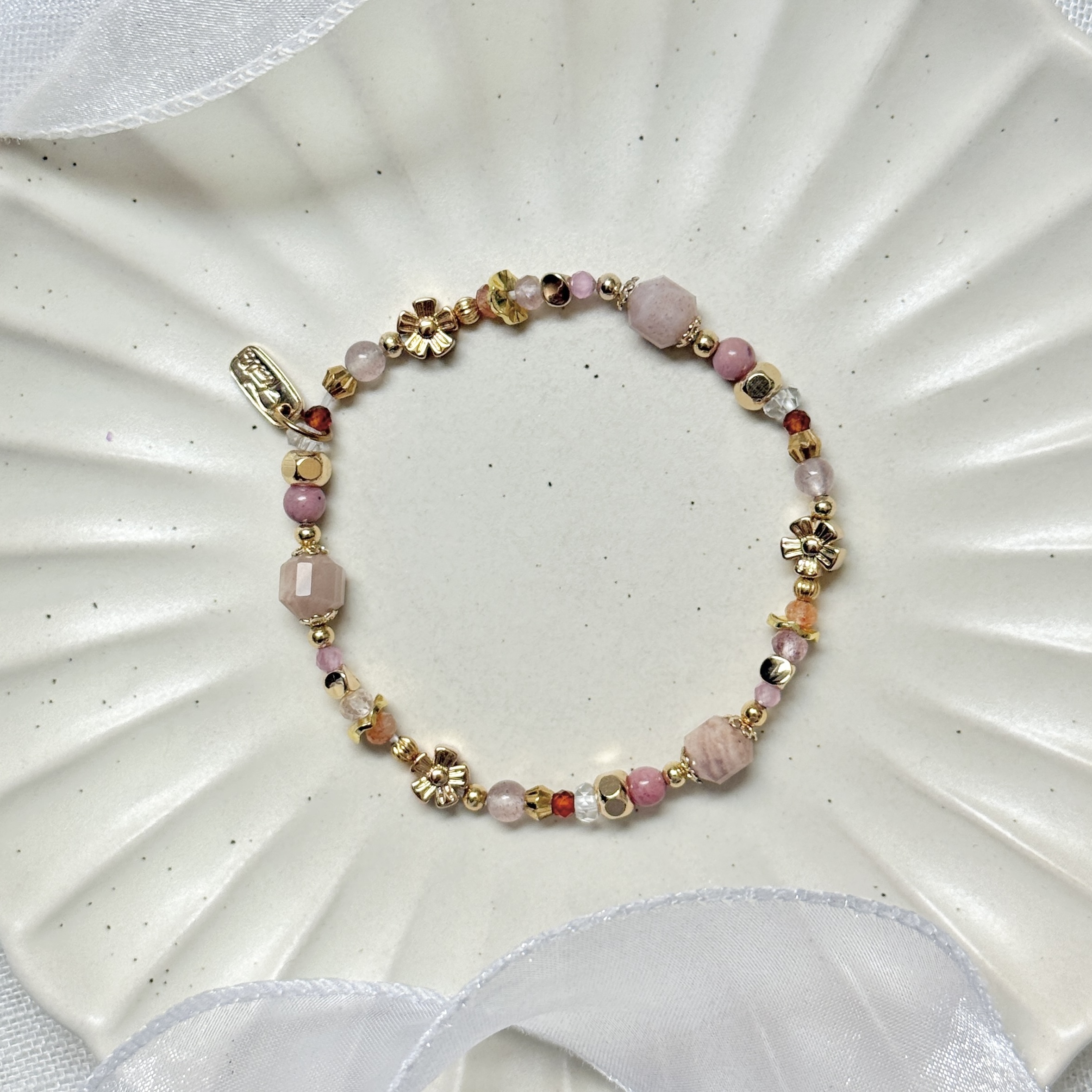 B15 / 金牛座 • 守護花 • 康乃馨 – 太陽石 – 手鍊