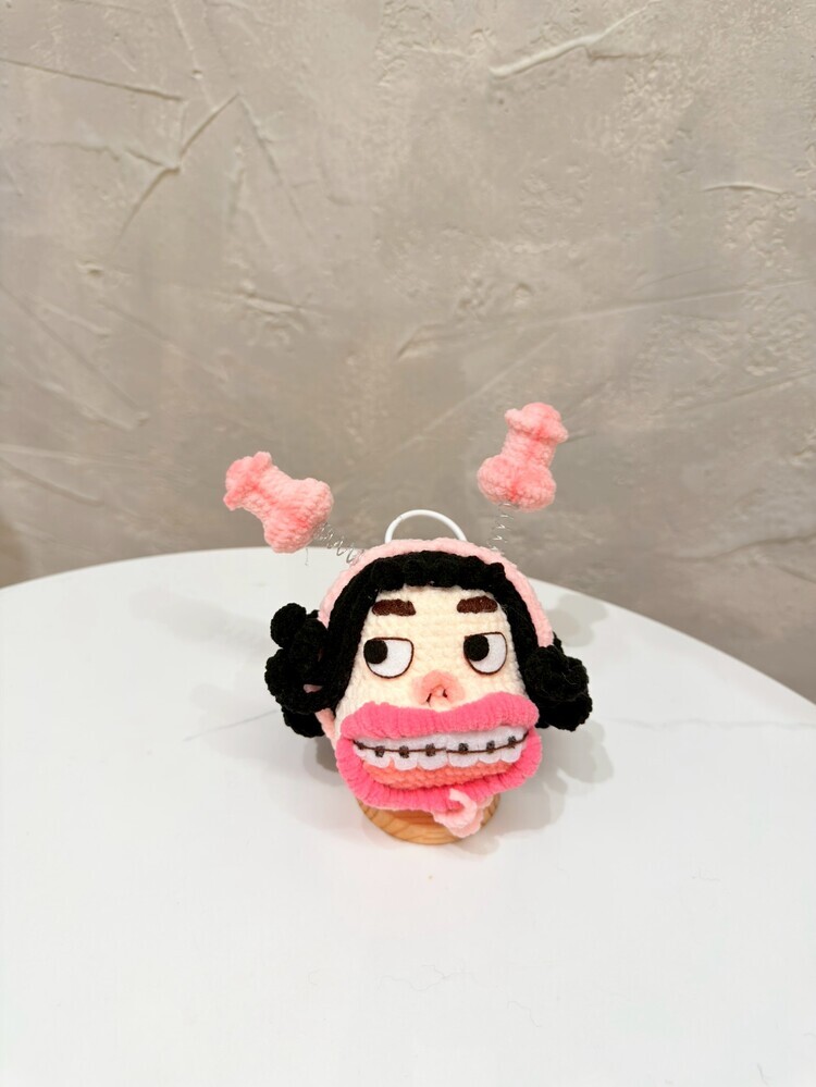 預購015-粉色彈跳搞怪大粉唇大頭牙套醜娃吊飾『預購時間45-60天』