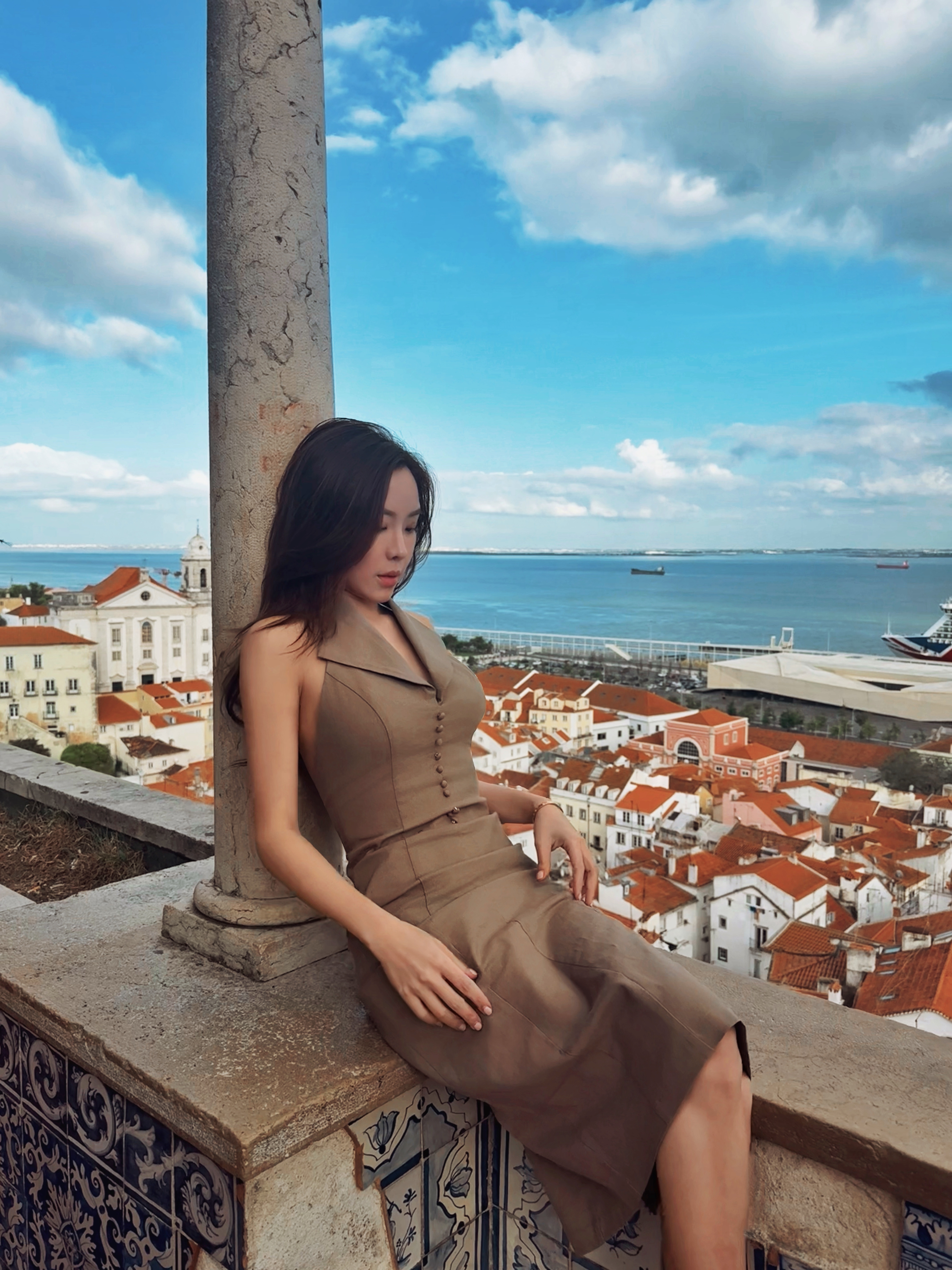 Exquisite 簡約俐落 翻領露背洋裝