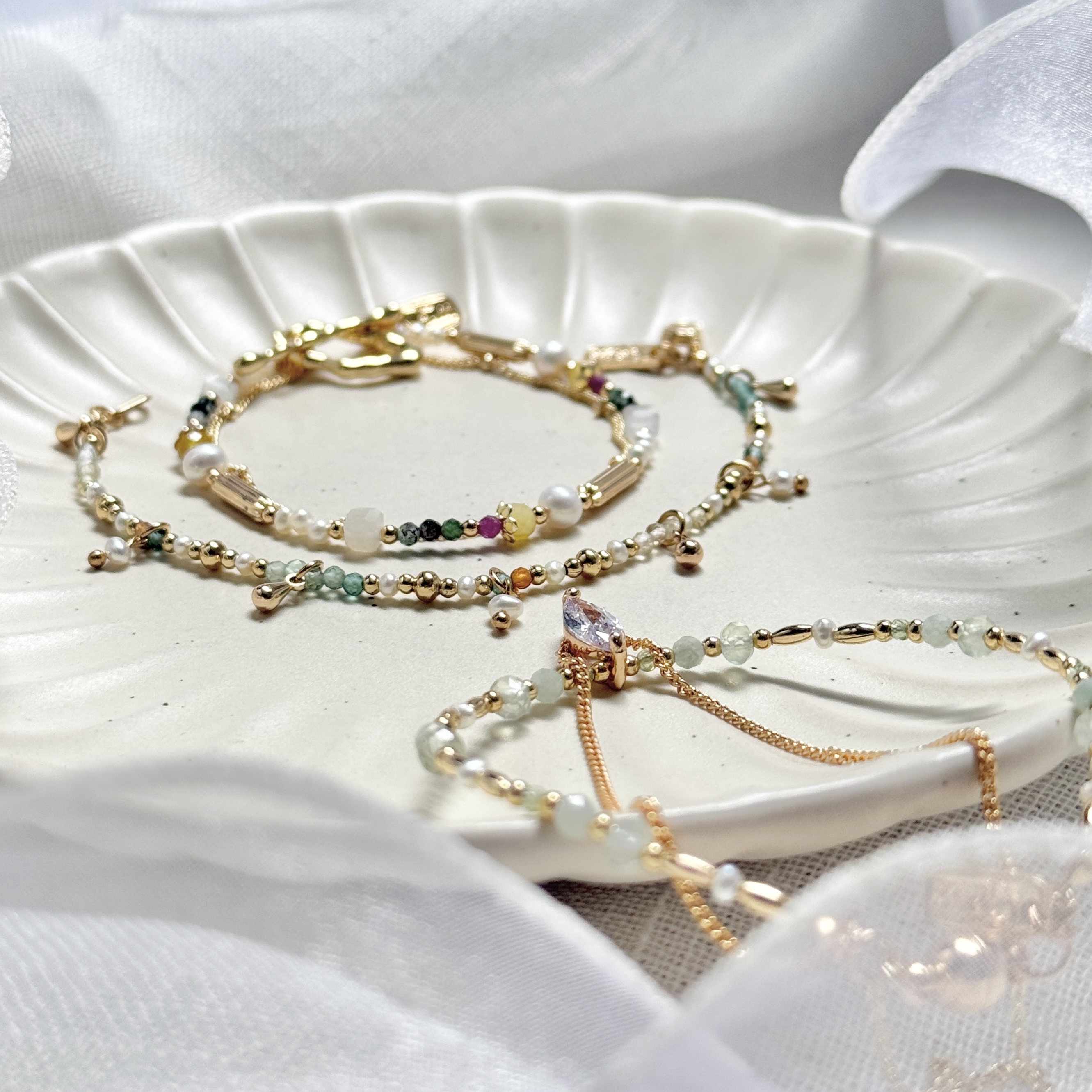 B05 / 生日花 • 伍月參 • 雉眼水仙 – 珍珠月光石 – 手鍊