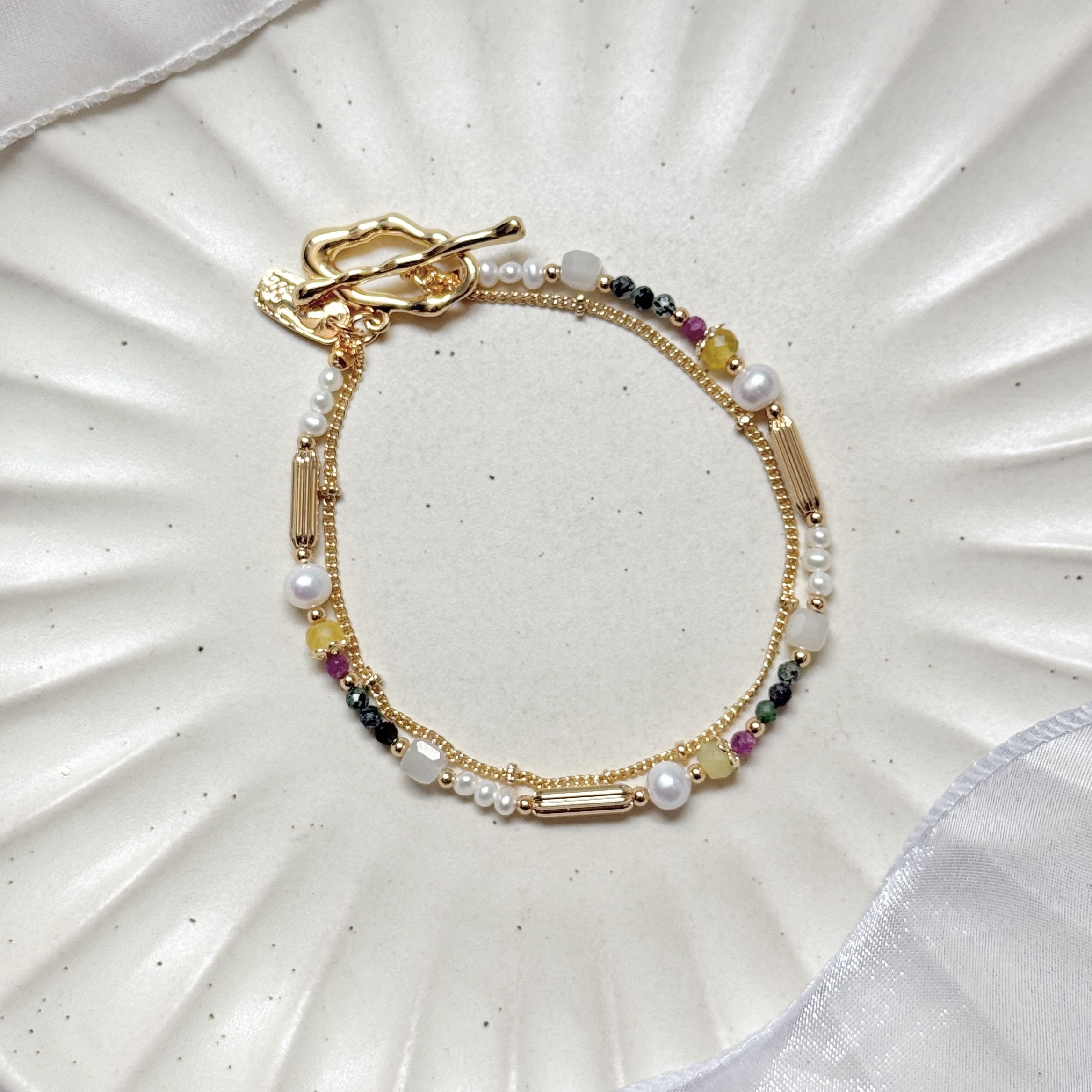 B05 / 生日花 • 伍月參 • 雉眼水仙 – 珍珠月光石 – 手鍊