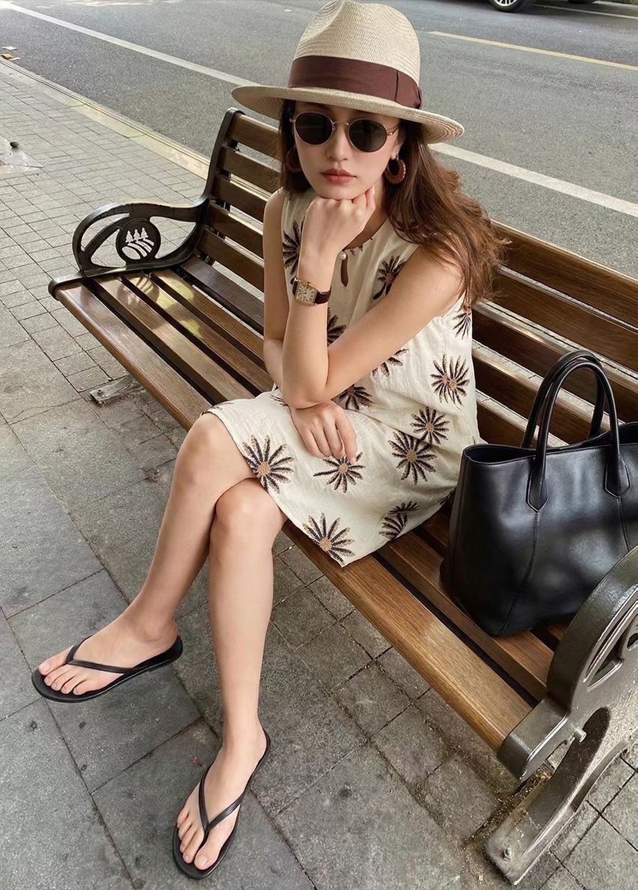 可愛配色花朵圖騰圓領A字短洋裝-S-L (Elegant & Love)