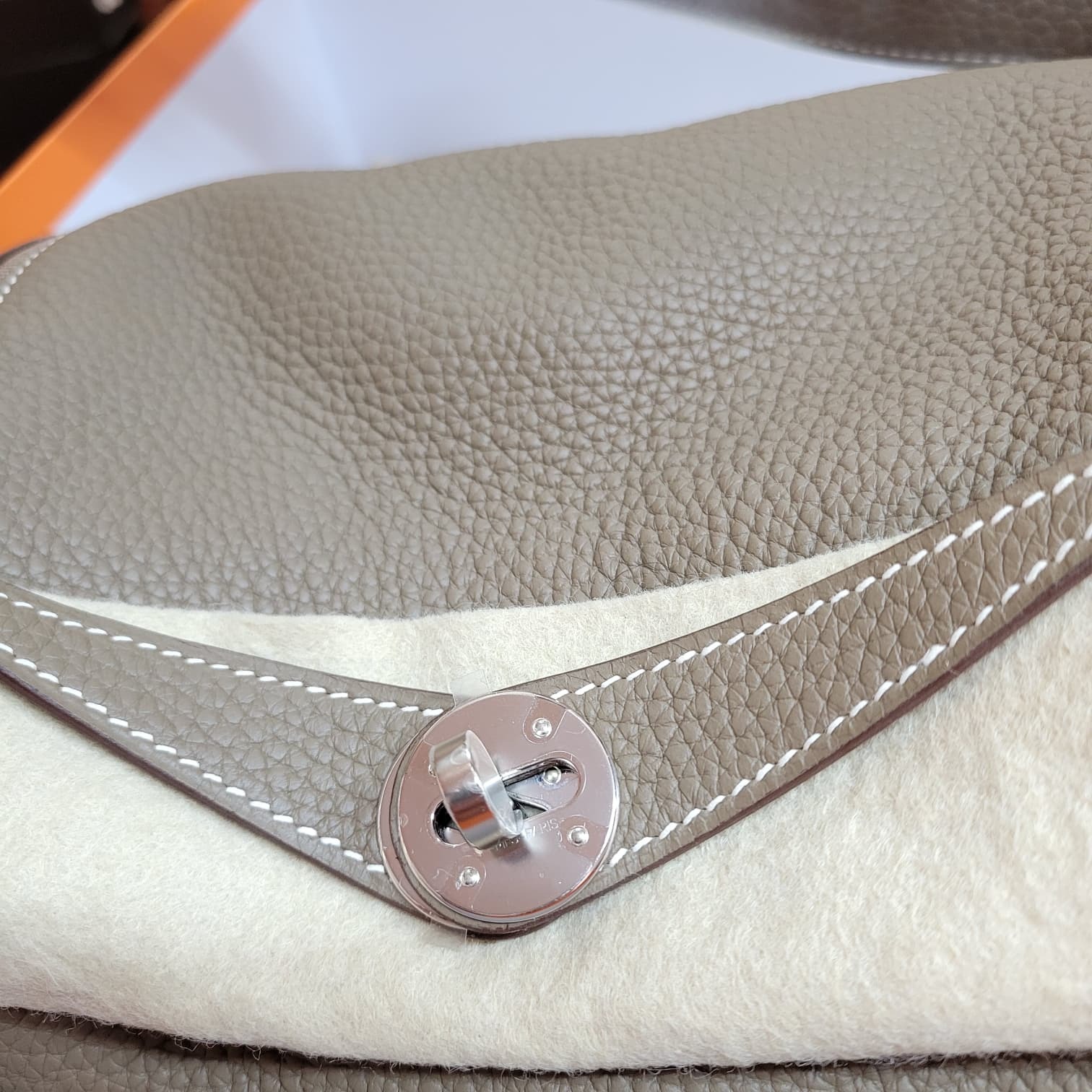 99%/UNUSED NEW HERMES LINDY 26 ETOUPE CK 大象灰 銀扣
