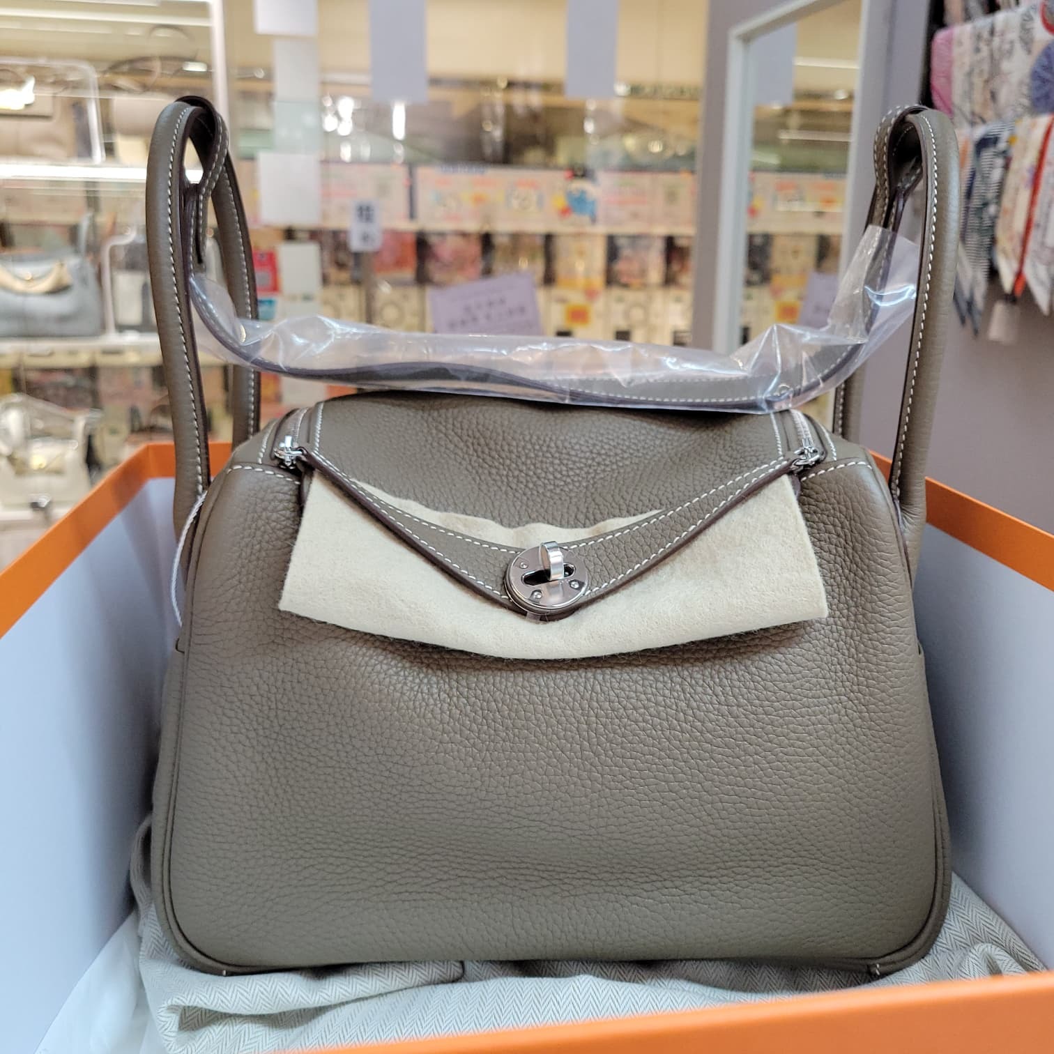 99%/UNUSED NEW HERMES LINDY 26 ETOUPE CK 大象灰 銀扣
