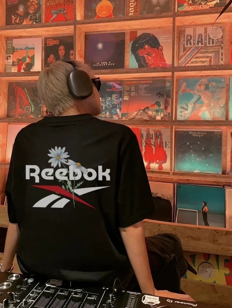 <超扯超便宜😳> REEBOK 小雛菊LOGO美式TEE 四色