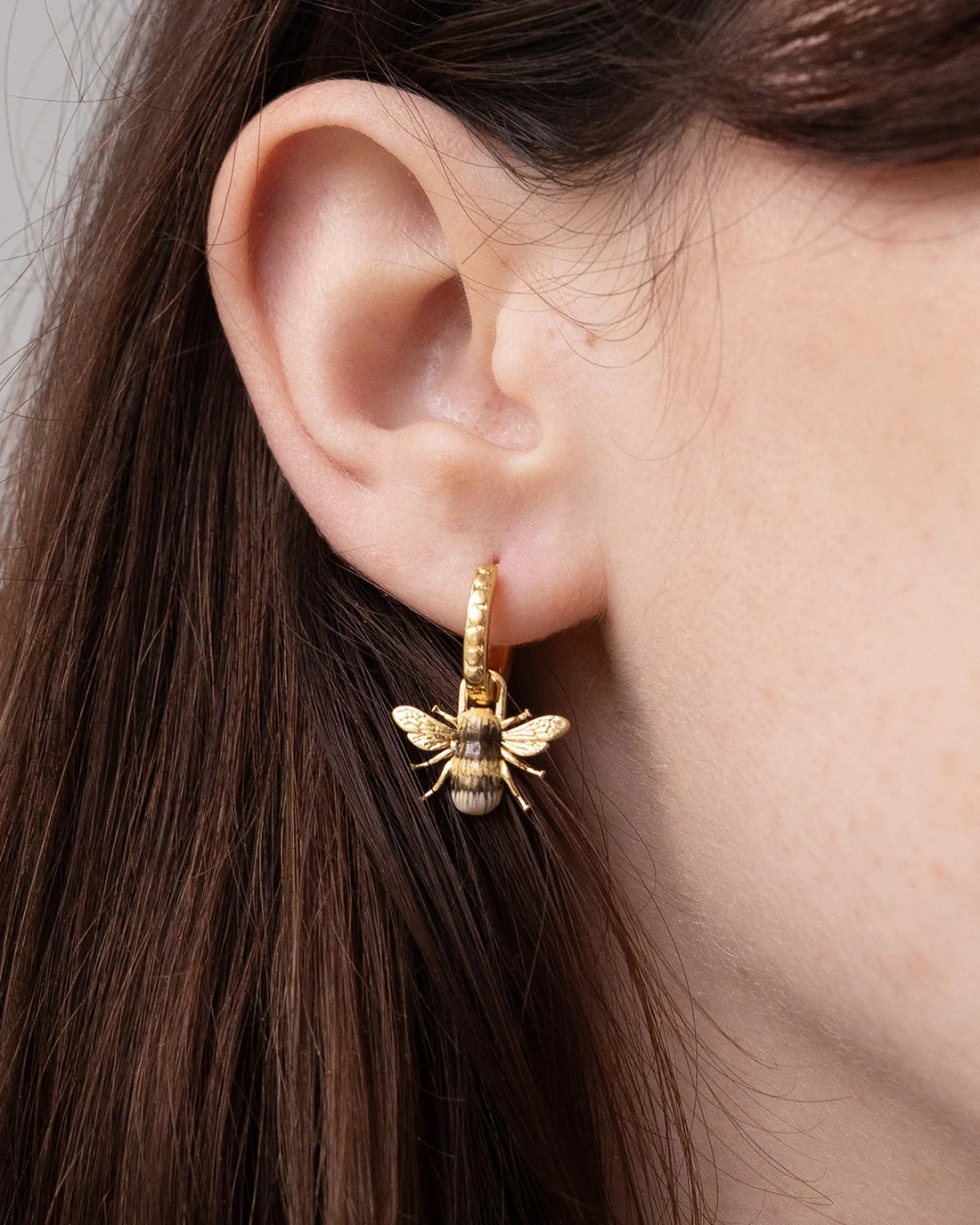 英國代購-FABLE ENGLAND Gold Honey Bee Huggie Earrings