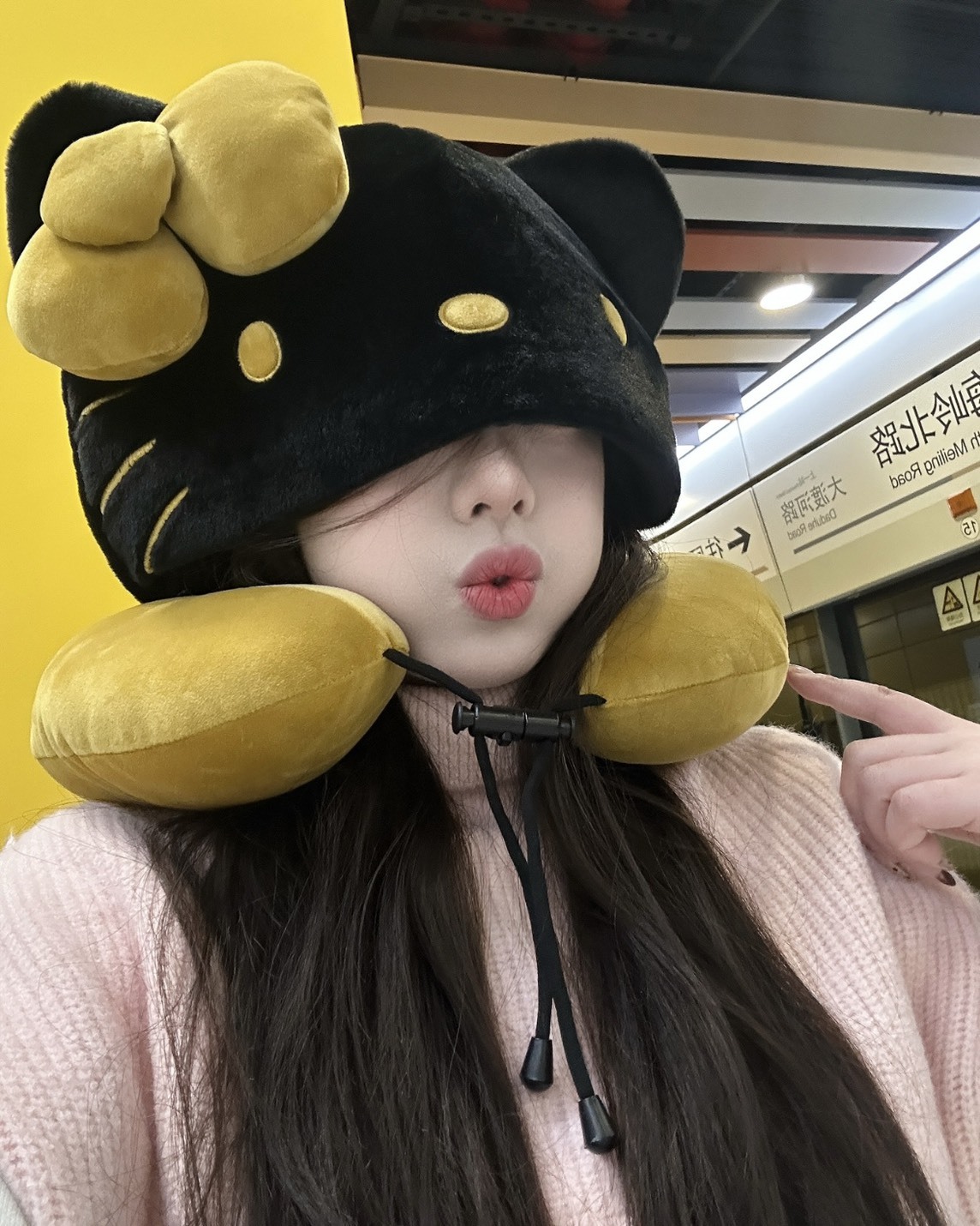 野獸派 X HELLO KITTY 正版授權 聯名款 連帽U型枕 經典黑金