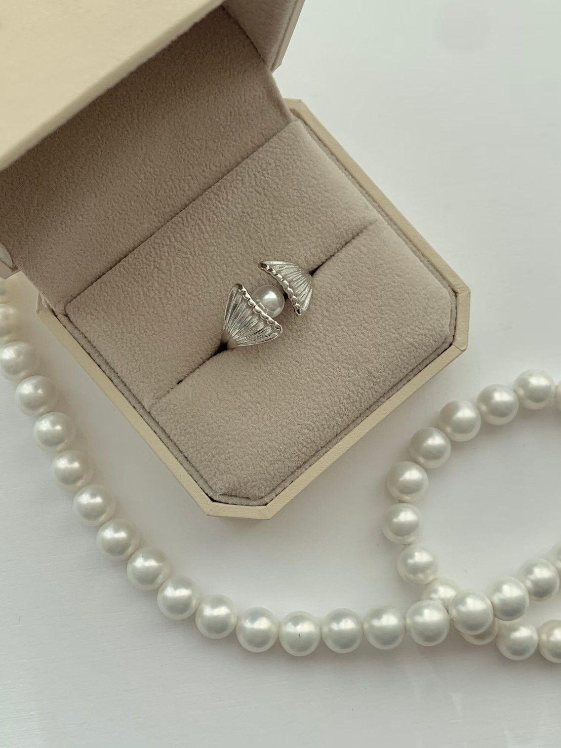 貝殼抱珍珠造型環繞戒指