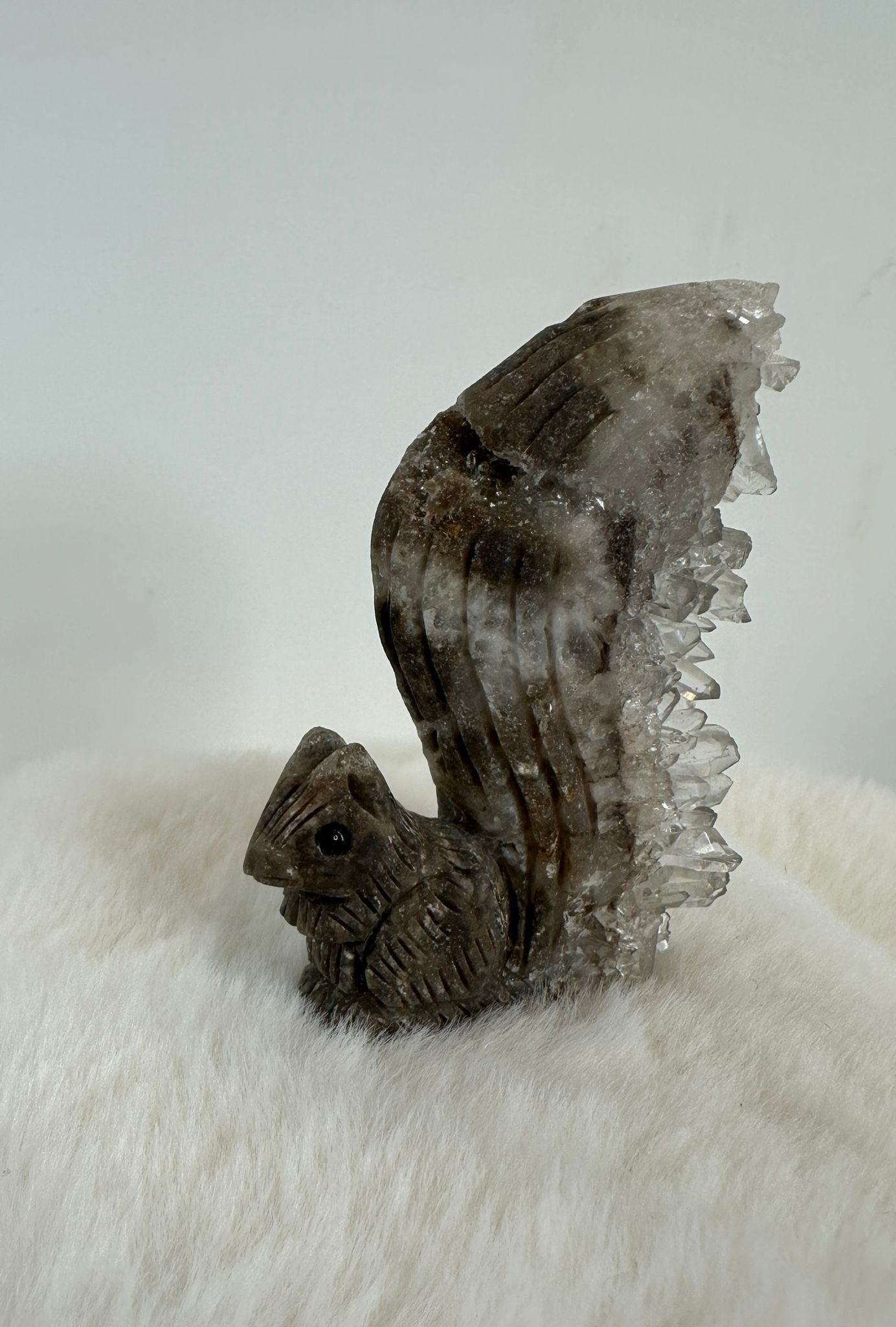 HKAG0417-001 松鼠底岩雕刻白水晶簇擺件 (A1)