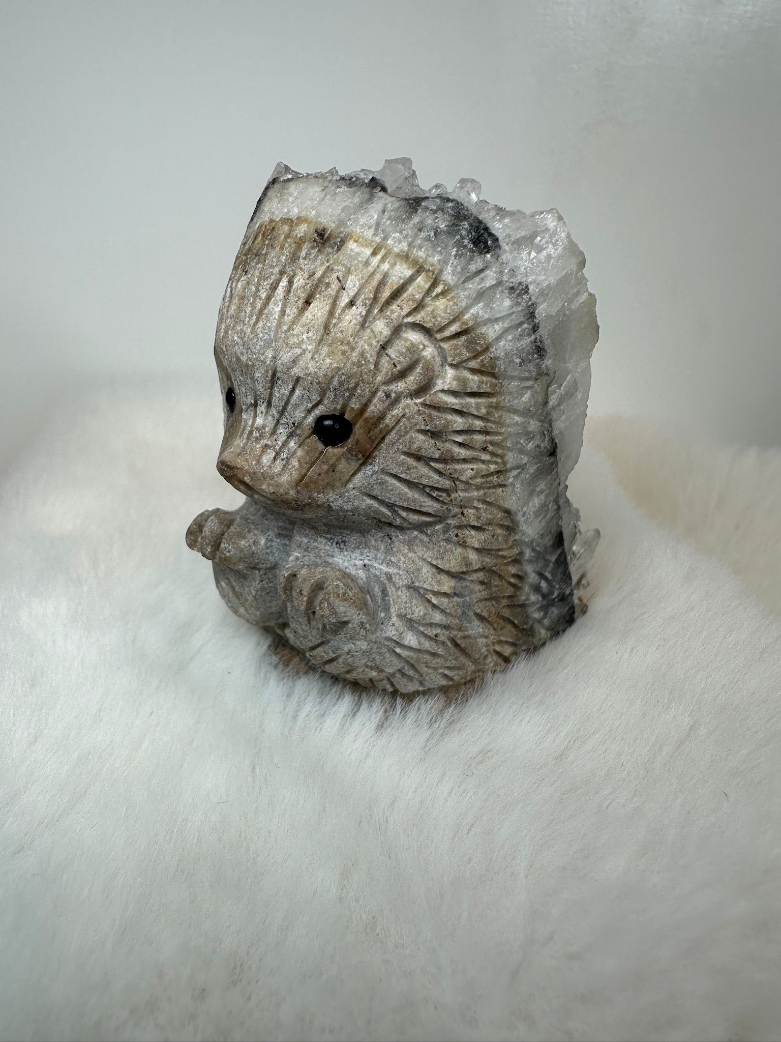 HKAG0417-002 刺蝟 底岩雕刻白水晶簇擺件 (A2)