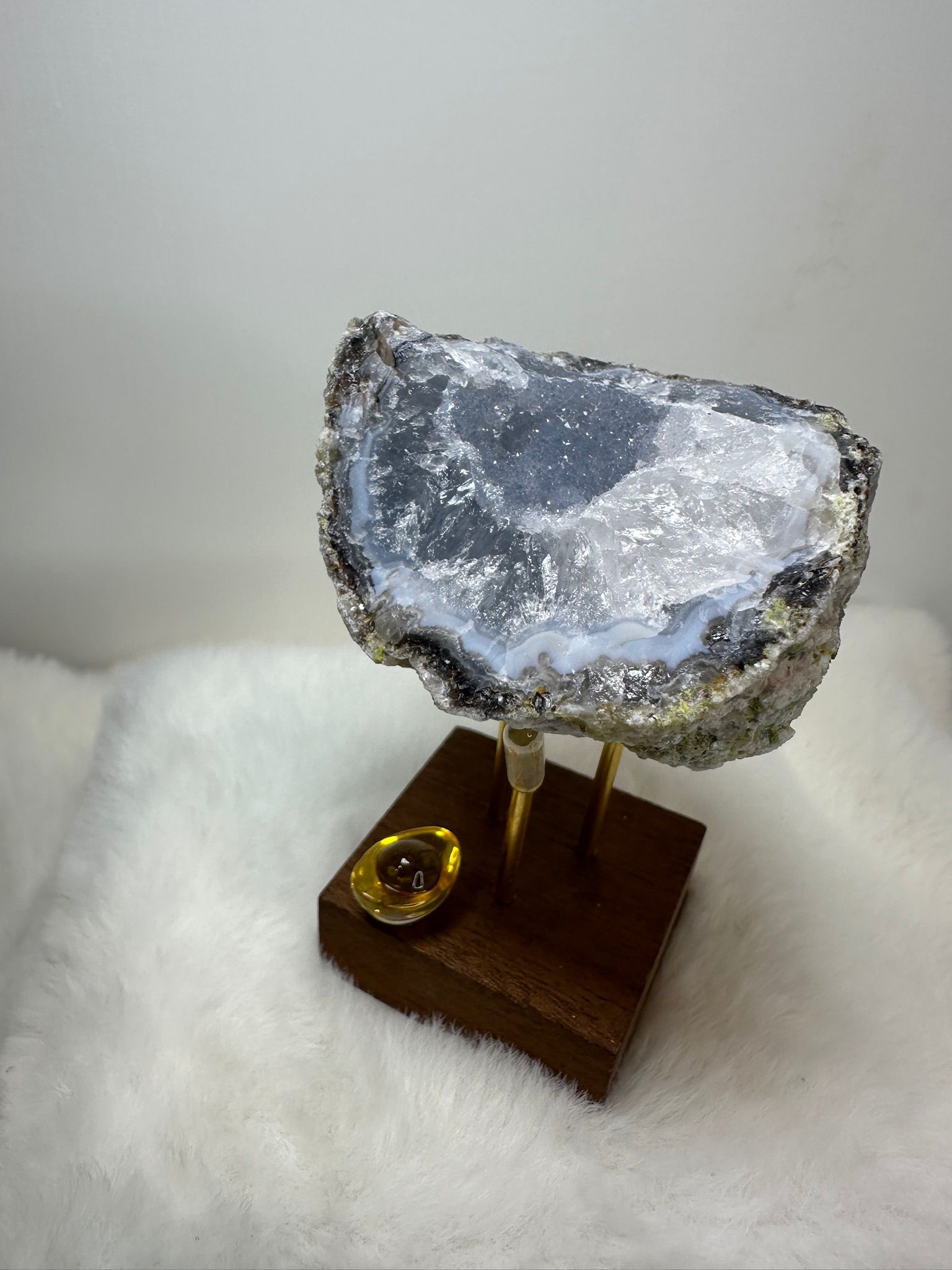 HKAG0417-025 墨西哥晶洞 (瑪瑙白水晶邊 小牙) 送黃色琉璃金元寶1個 (A25)