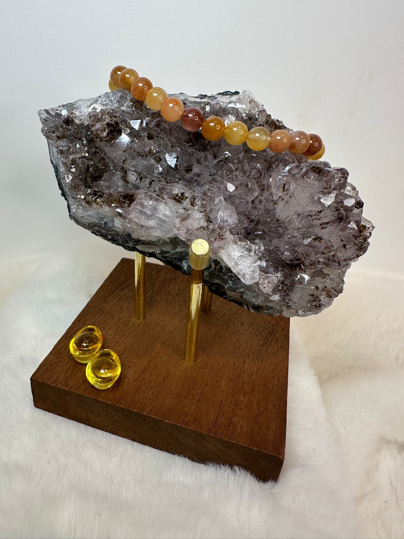 HKAG0417-045 巴西紫水晶晶簇 (滿金鈦, 爆彩小晶牙) 送黃色琉璃金元寶2個 可掛手串 (不包括圖中手串) (A45)