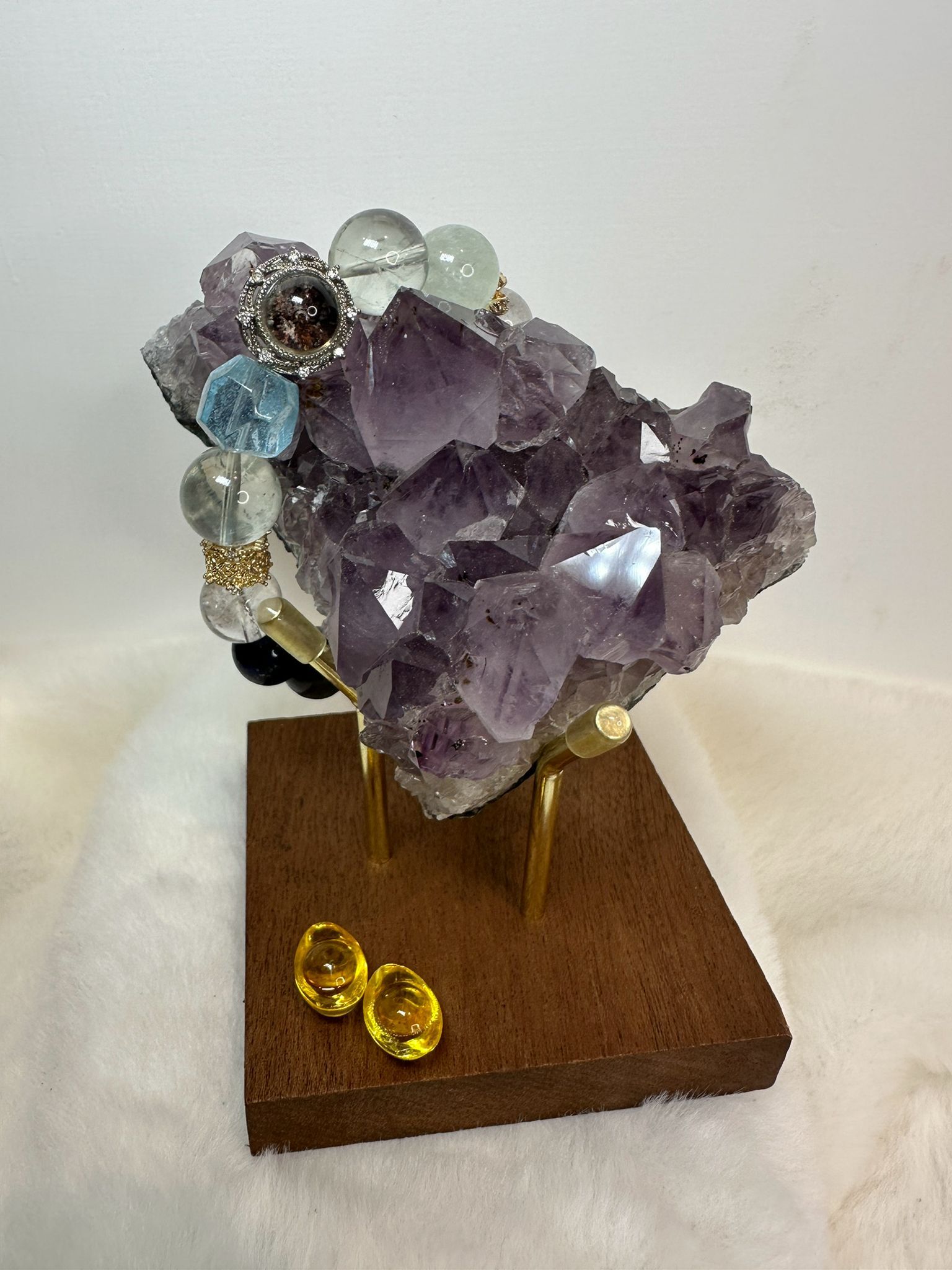 HKAG0417-041 巴西紫水晶擺件 (帶金鈦, 大晶牙) 送黃色琉璃金元寶2個 可掛手串 (不包括圖中手串) (A41)