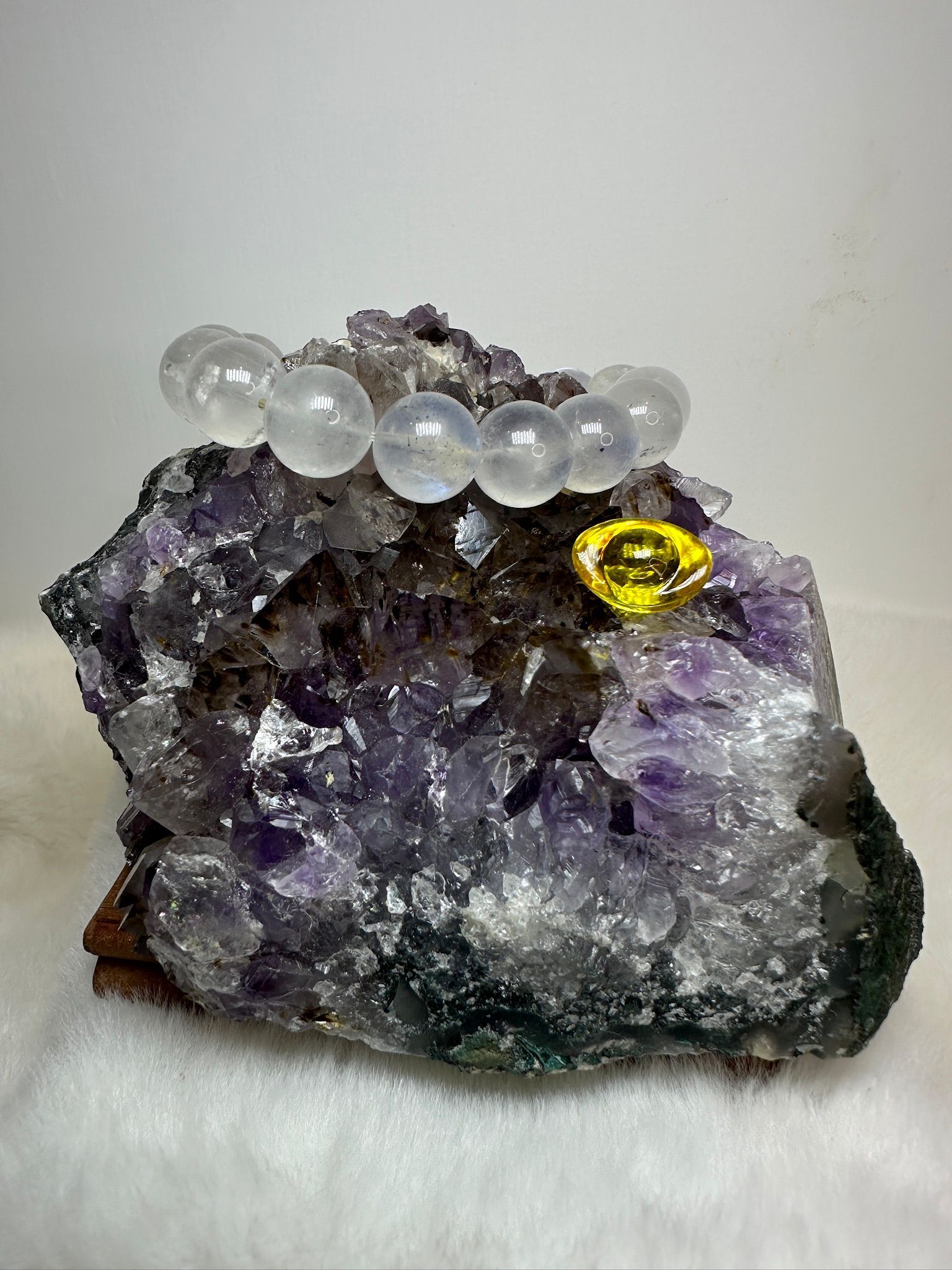 HKAG0417-044 巴西紫水晶晶簇 (滿金鈦, 爆彩小晶牙) 送黃色琉璃金元寶2個 可掛手串 (不包括圖中手串) (A44)