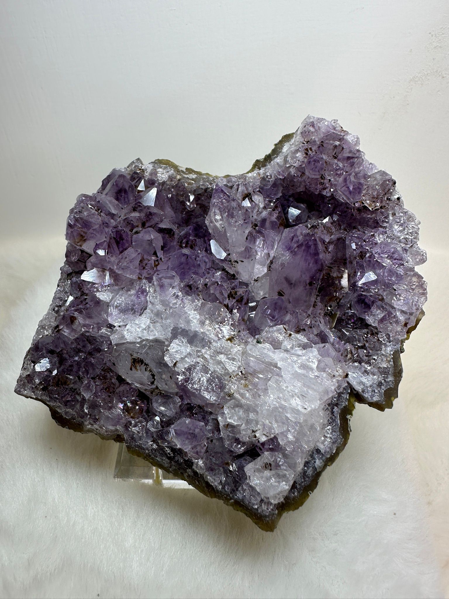 HKAG0417-046 巴西紫水晶晶簇 (有金鈦, 玻璃體晶牙, 晶花球) 送黃色琉璃金元寶2個 可掛手串 (不包括圖中手串) (A46)