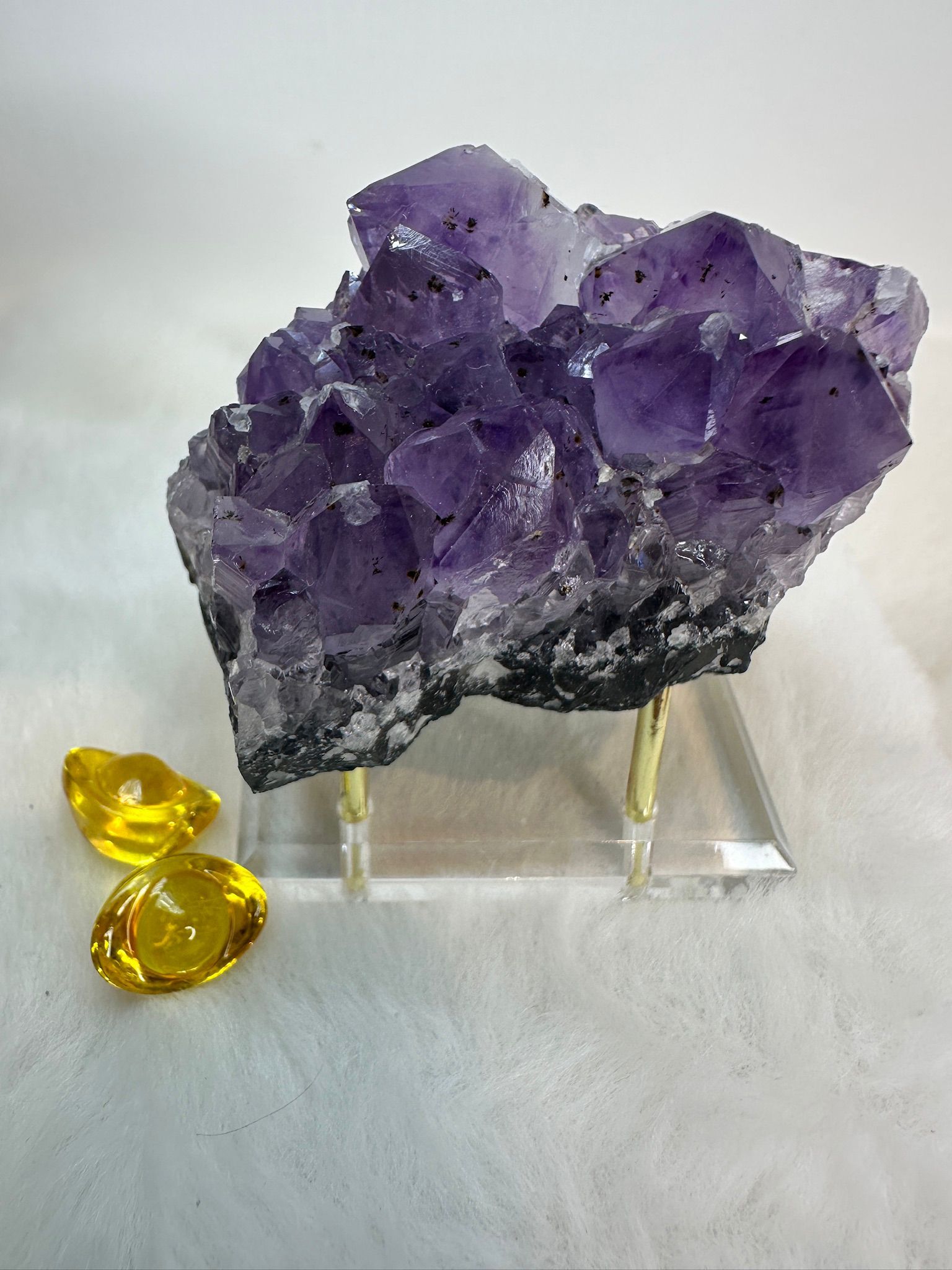 HKAG0417-050 巴西紫水晶晶簇 (帶有方解石 金鈦 黑鈦) 送黃色琉璃金元寶1個 (A50)