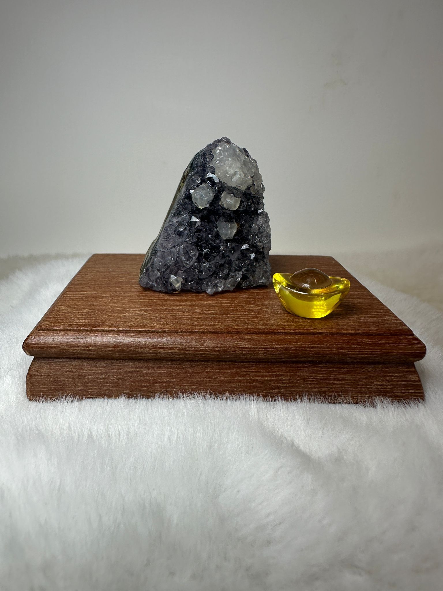 HKAG0417-065 巴西迷你紫晶鎮 (帶白水晶共生) 送黃色琉璃金元寶1個+底座 (A65)