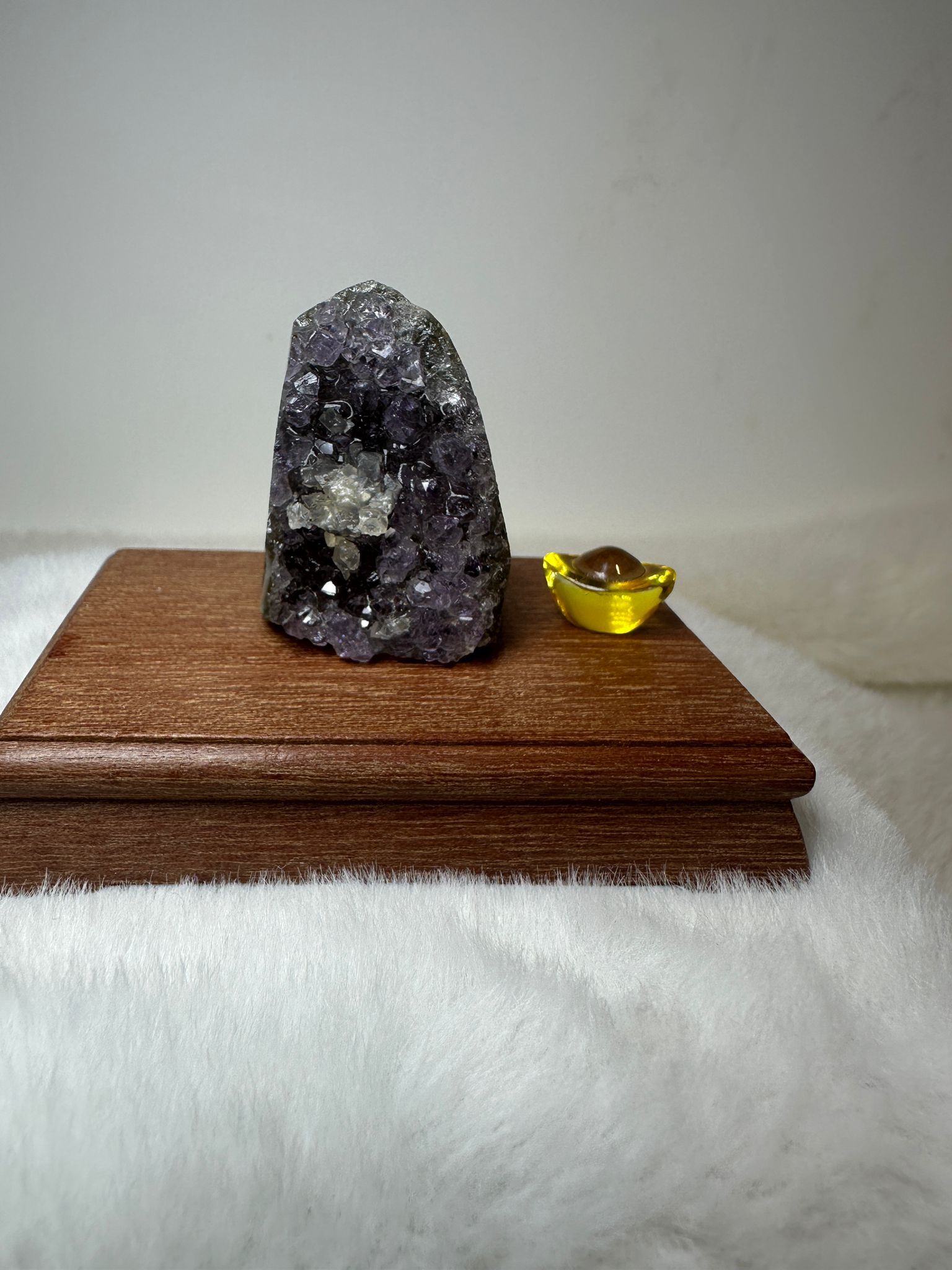 HKAG0417-067 巴西迷你紫晶鎮 (帶白水晶晶花共生) 送黃色琉璃金元寶1個+底座 (A67)