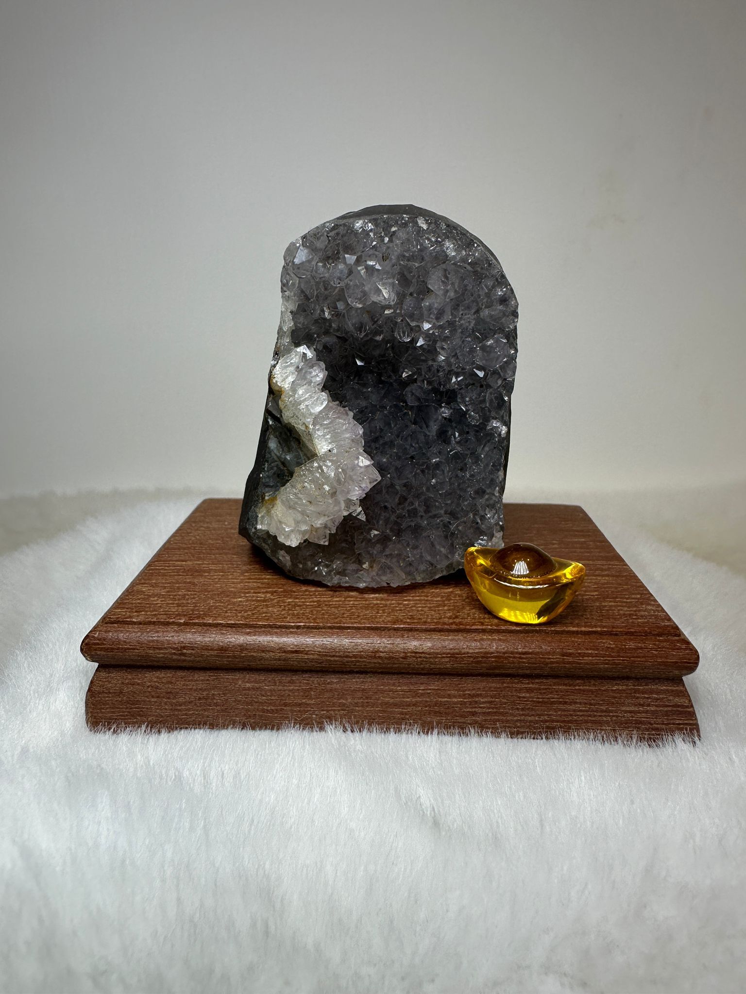 HKAG0417-062 巴西迷你彩晶鎮 (帶白水晶共生) 送黃色琉璃金元寶1個+底座 (A62)