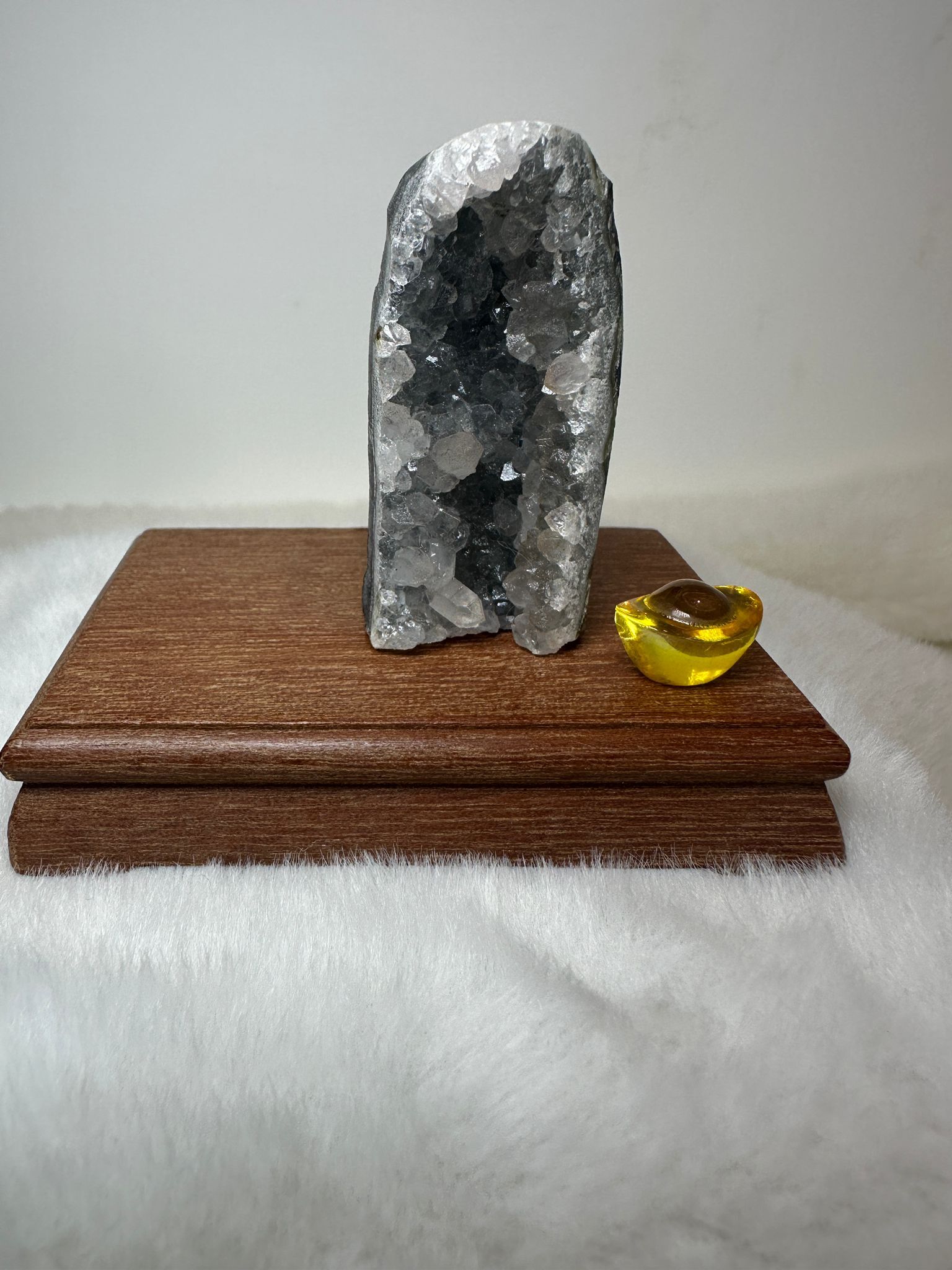 HKAG0417-063 巴西迷你彩晶鎮 (大牙 長型 帶小窩) 送黃色琉璃金元寶1個+底座 (A63)