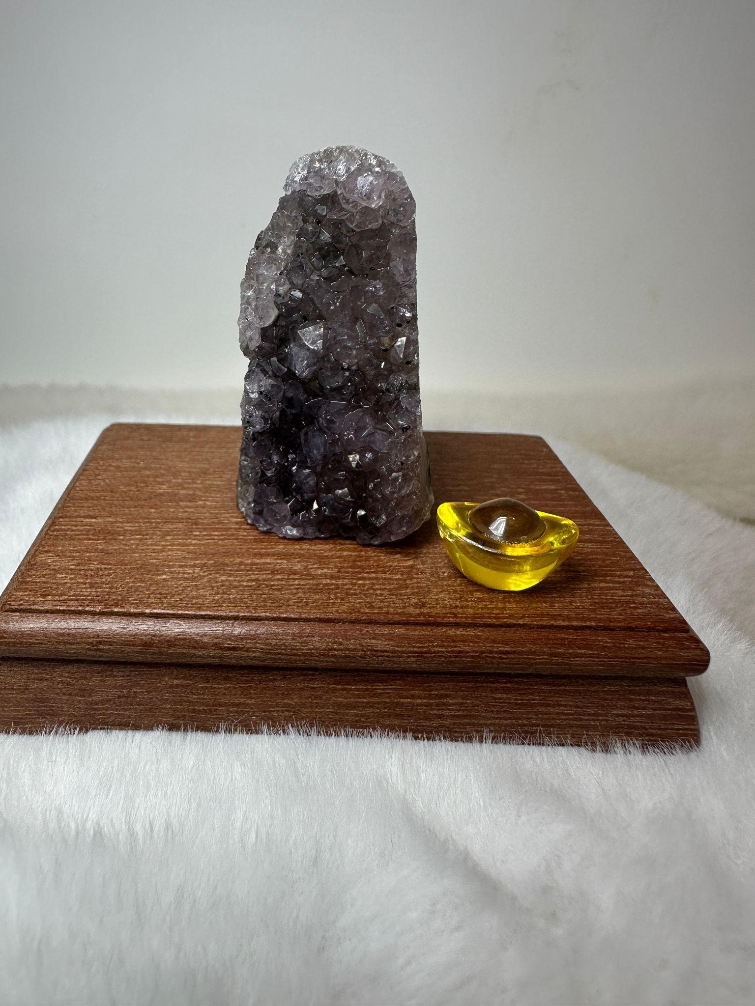 HKAG0417-064 巴西迷你紫晶鎮 (邊緣帶白水晶) 送黃色琉璃金元寶1個+底座 (A64)