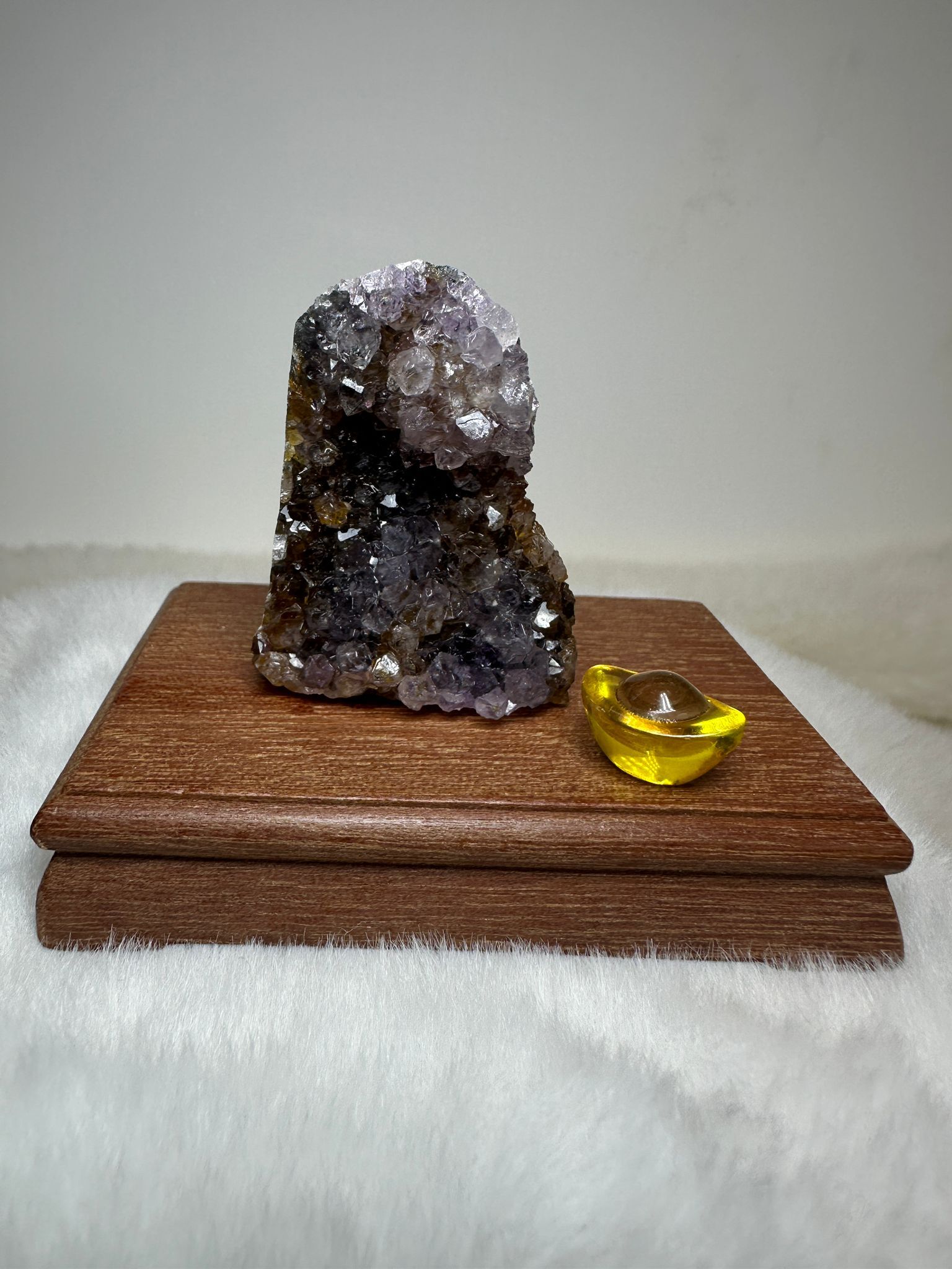 HKAG0417-066 巴西迷你紫晶鎮 (帶黃晶共生) 送黃色琉璃金元寶1個+底座 (A66)