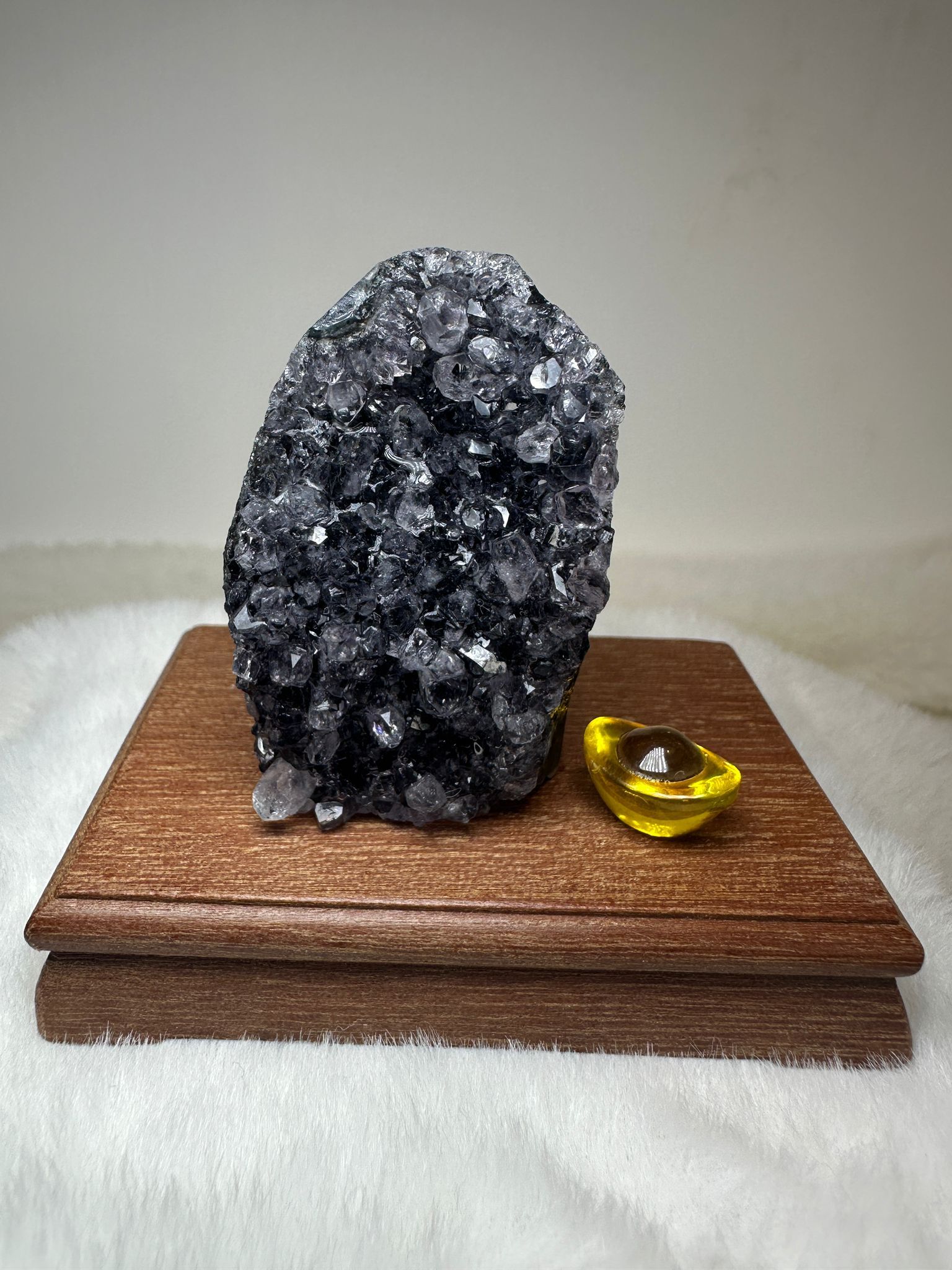 HKAG0417-070 巴西迷你彩晶鎮 (帶白水晶共生) 送黃色琉璃金元寶1個+底座 (A70)